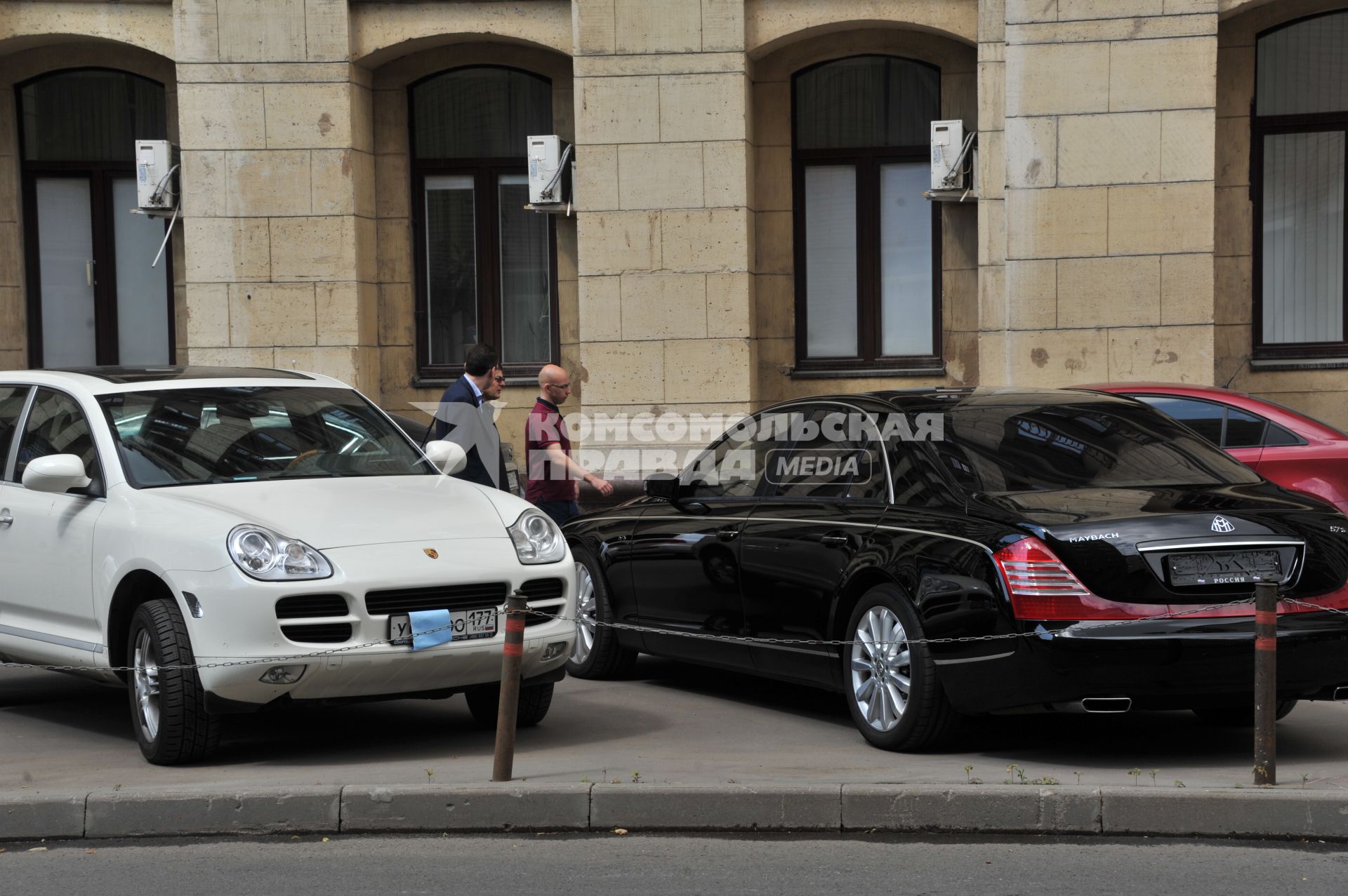 Москва. Припаркованные автомобили с закрытым номером и без номеров.