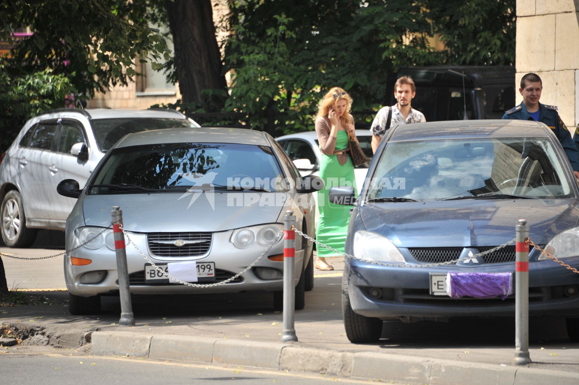 Москва. Припаркованные автомобили с закрытыми номерами.