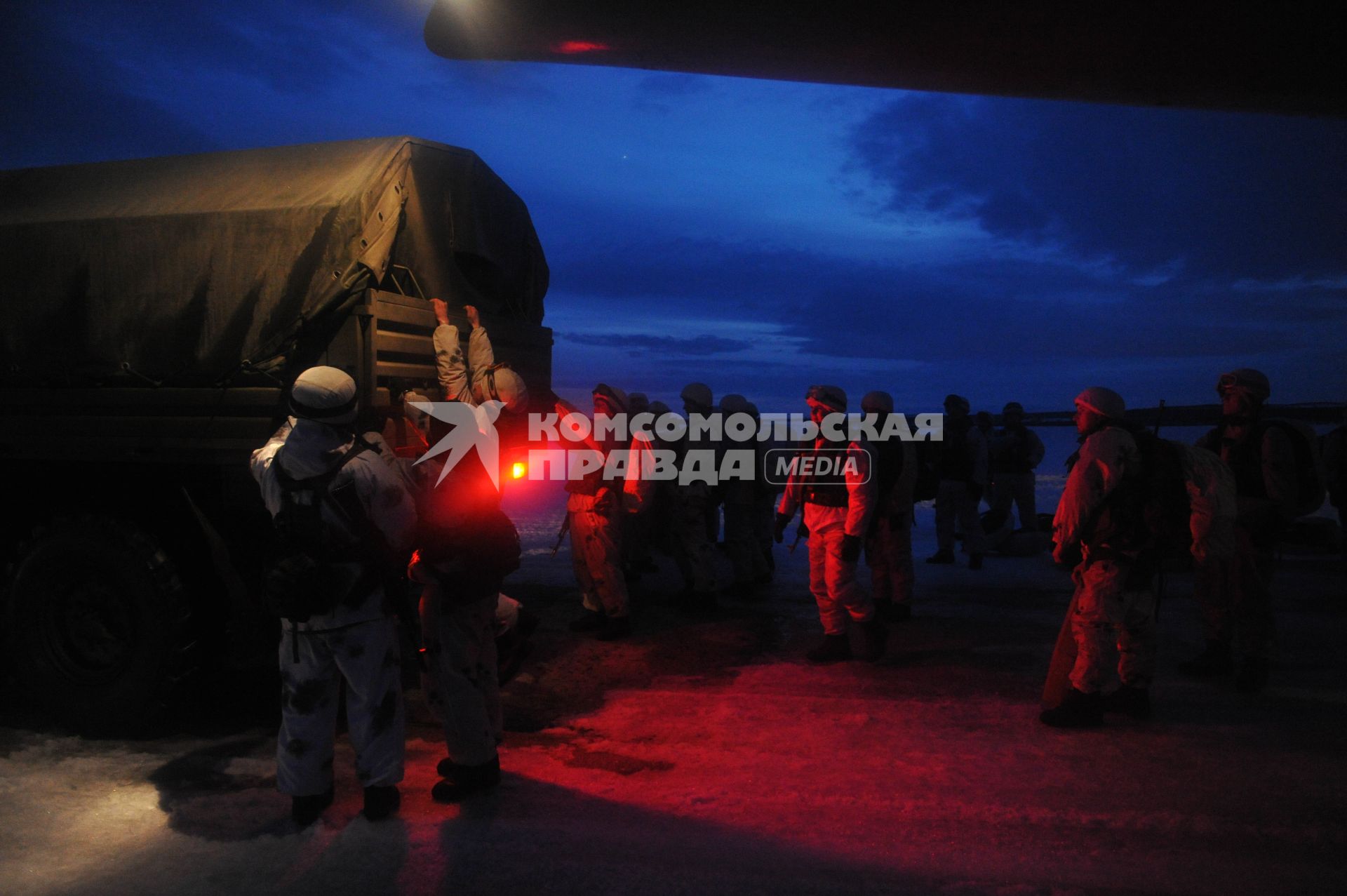 г.Североморск-3. Десантники на аэродроме во время учений.