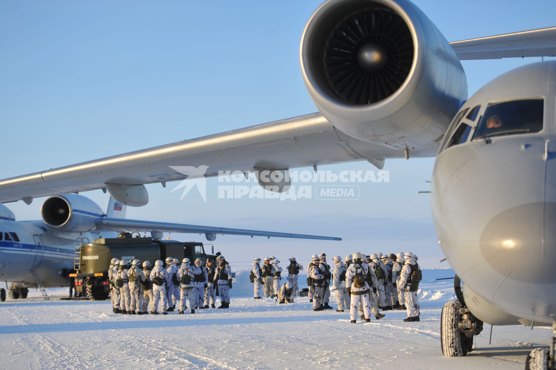 Земля Франца-Иосифа. Десантники на аэродроме у самолета Ан-72 во время учений.