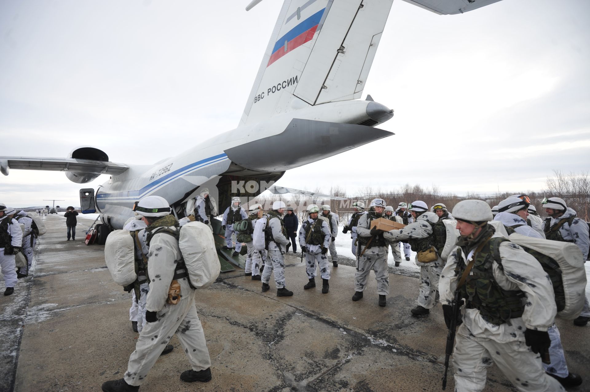 Североморск-3. Десантники у грузового отсека самолета Ан-72 на аэродроме перед началом учений.