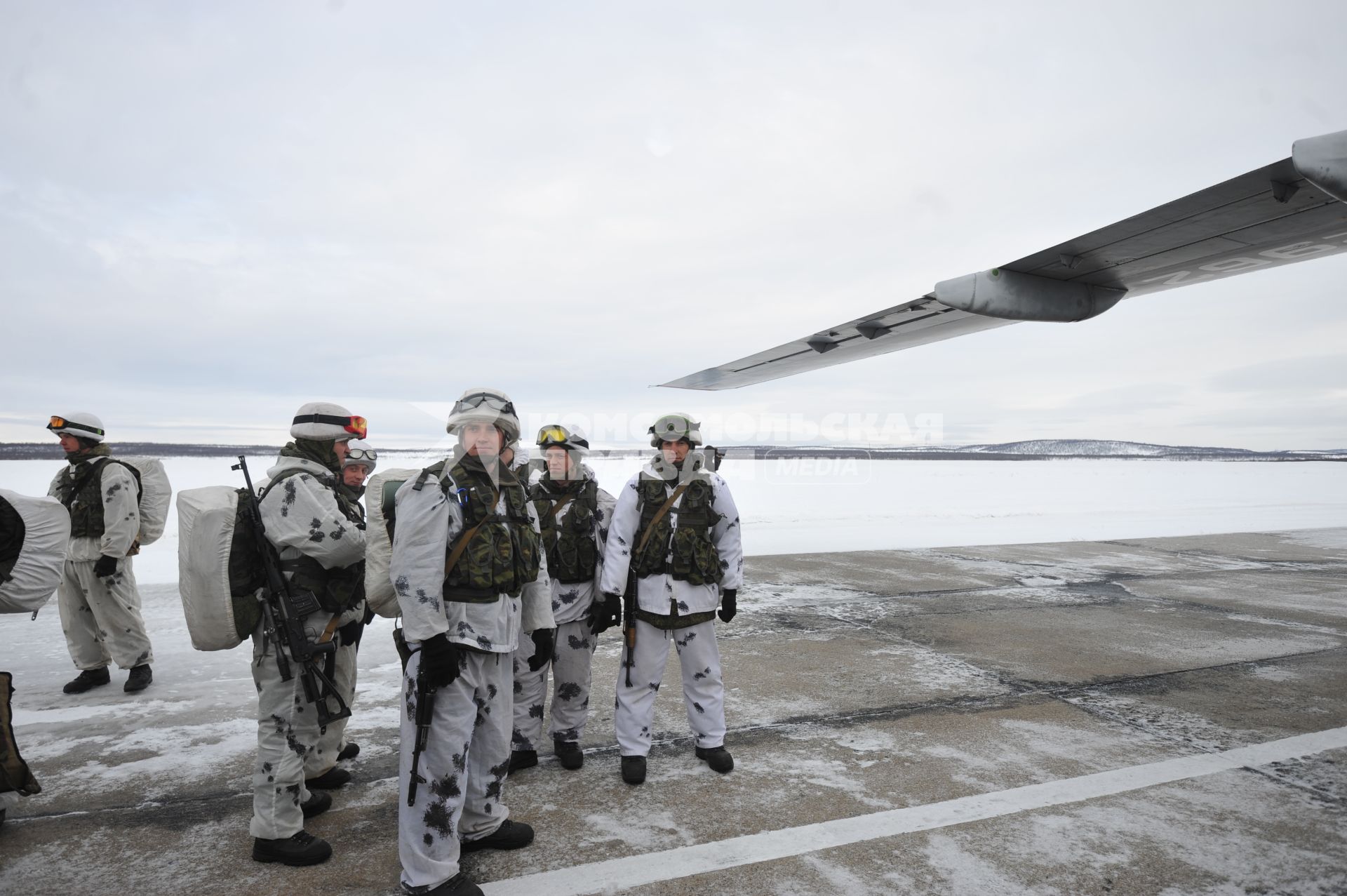 Североморск-3. Десантники на аэродроме перед началом учений.