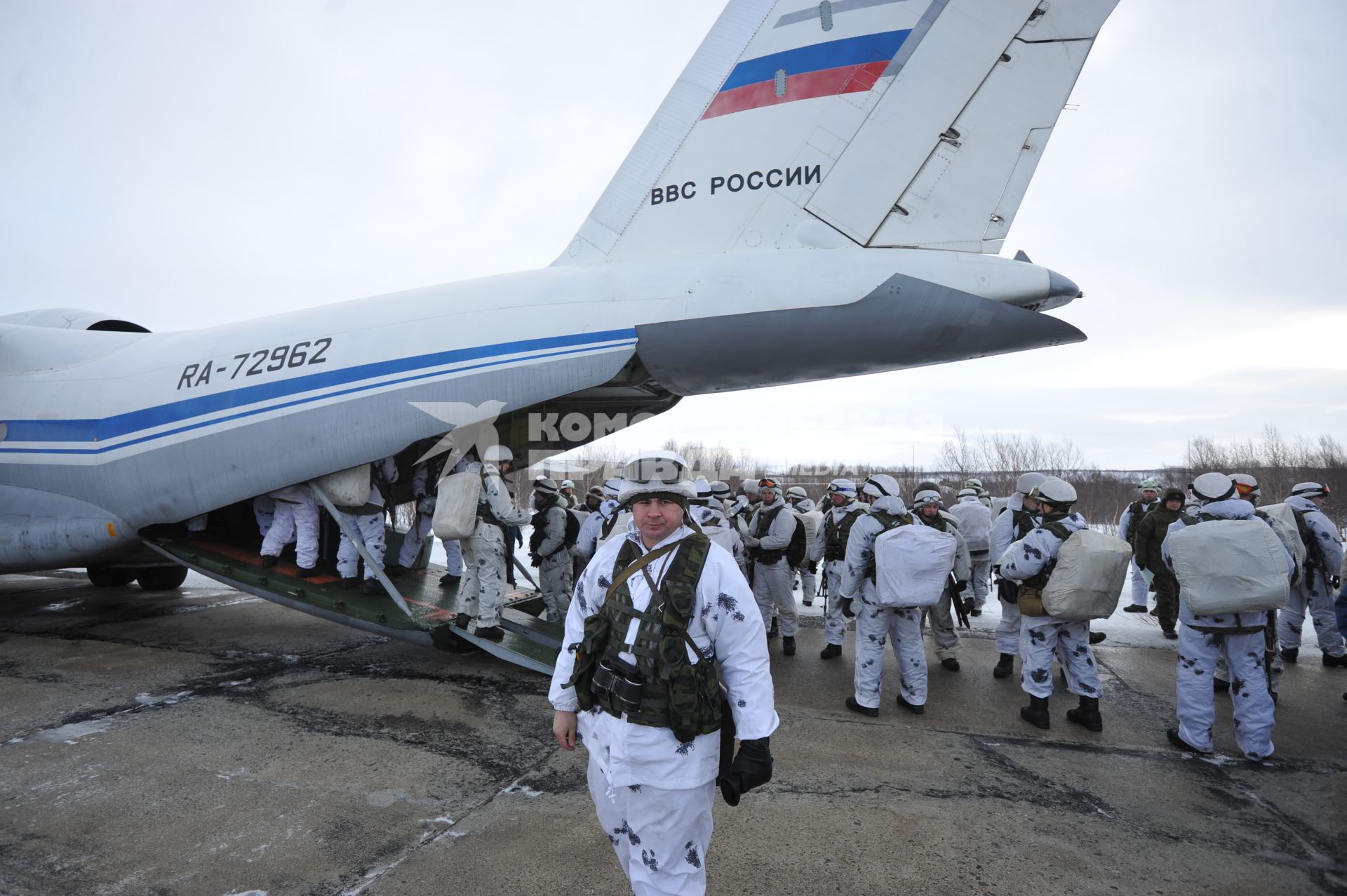 Североморск-3. Десантники у грузового отсека самолета Ан-72 на аэродроме перед началом учений.