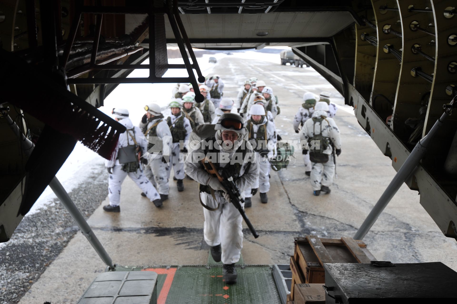 Североморск-3. Десантники на аэродроме у грузового отсека самолета Ан-72 во время учений.