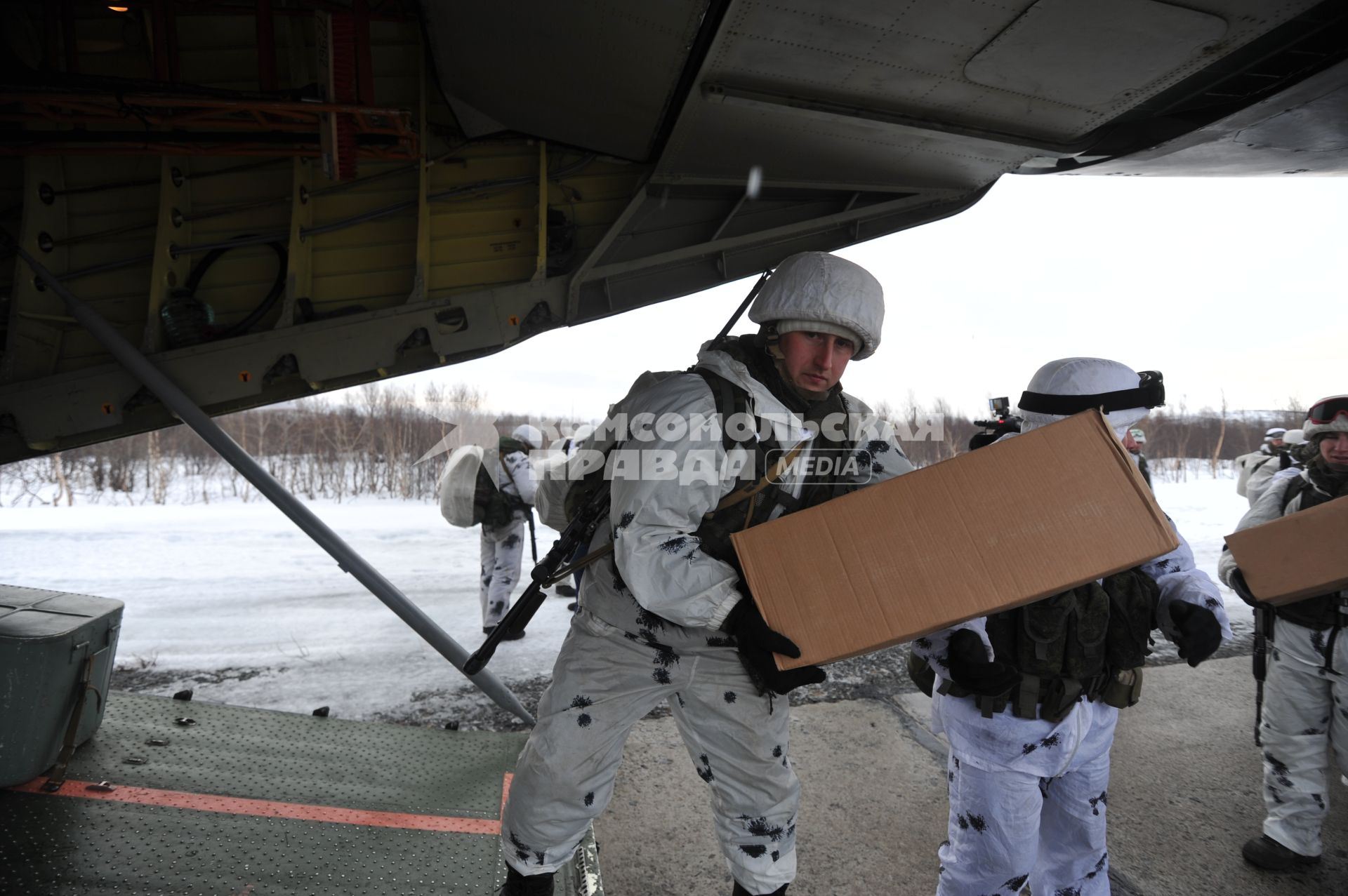 Североморск-3. Десантники у грузового отсека самолета Ан-72 на аэродроме перед началом учений.