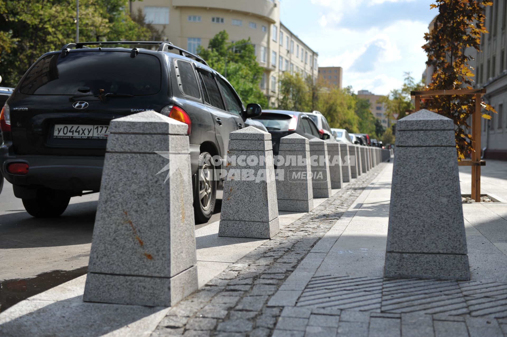 Москва. Парковочное ограждение на улице Усачева.