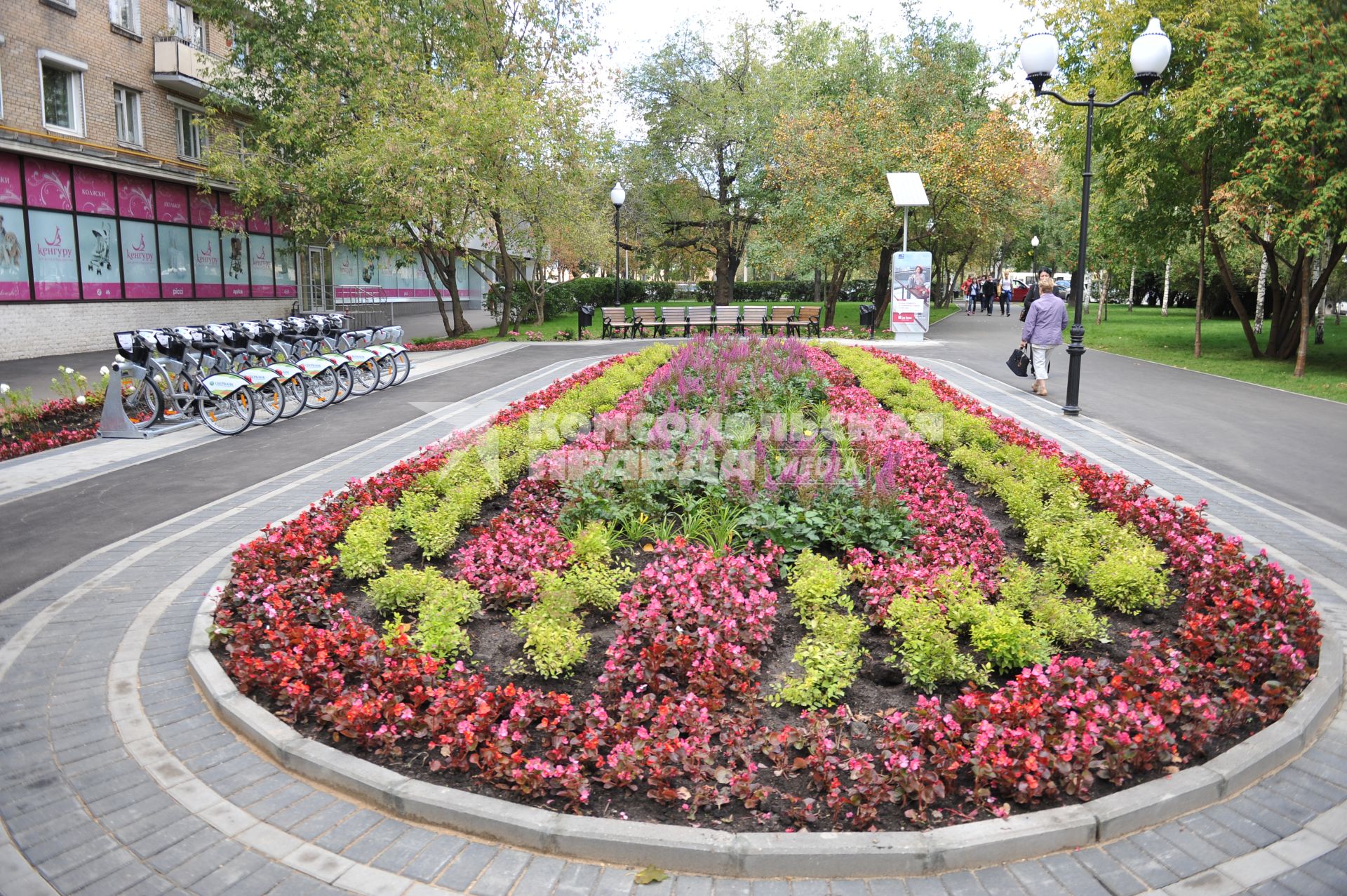 Москва. Сквер на Комсомольском проспекте.