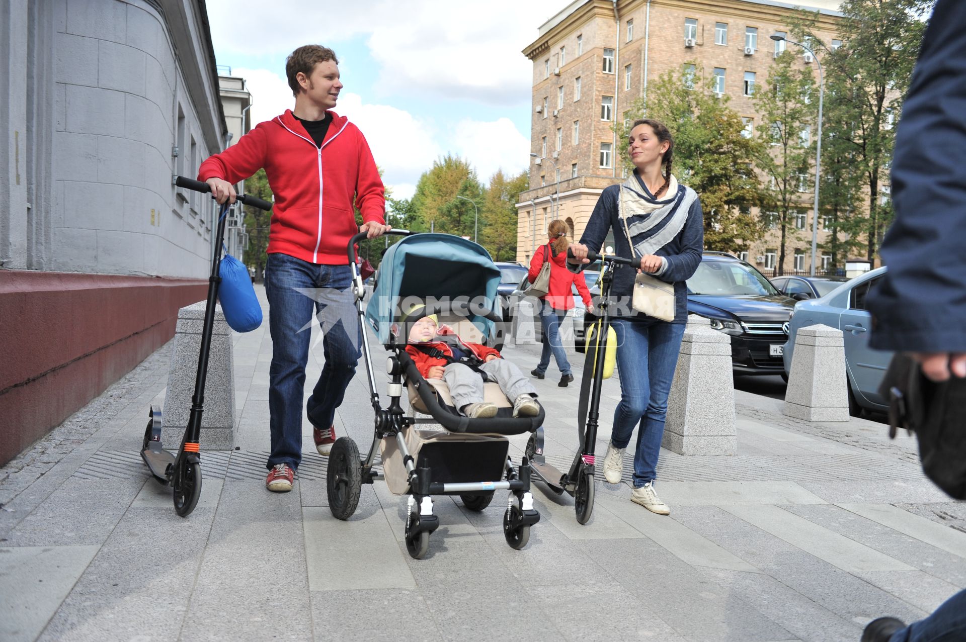 Москва. Молодая семья на прогулке.