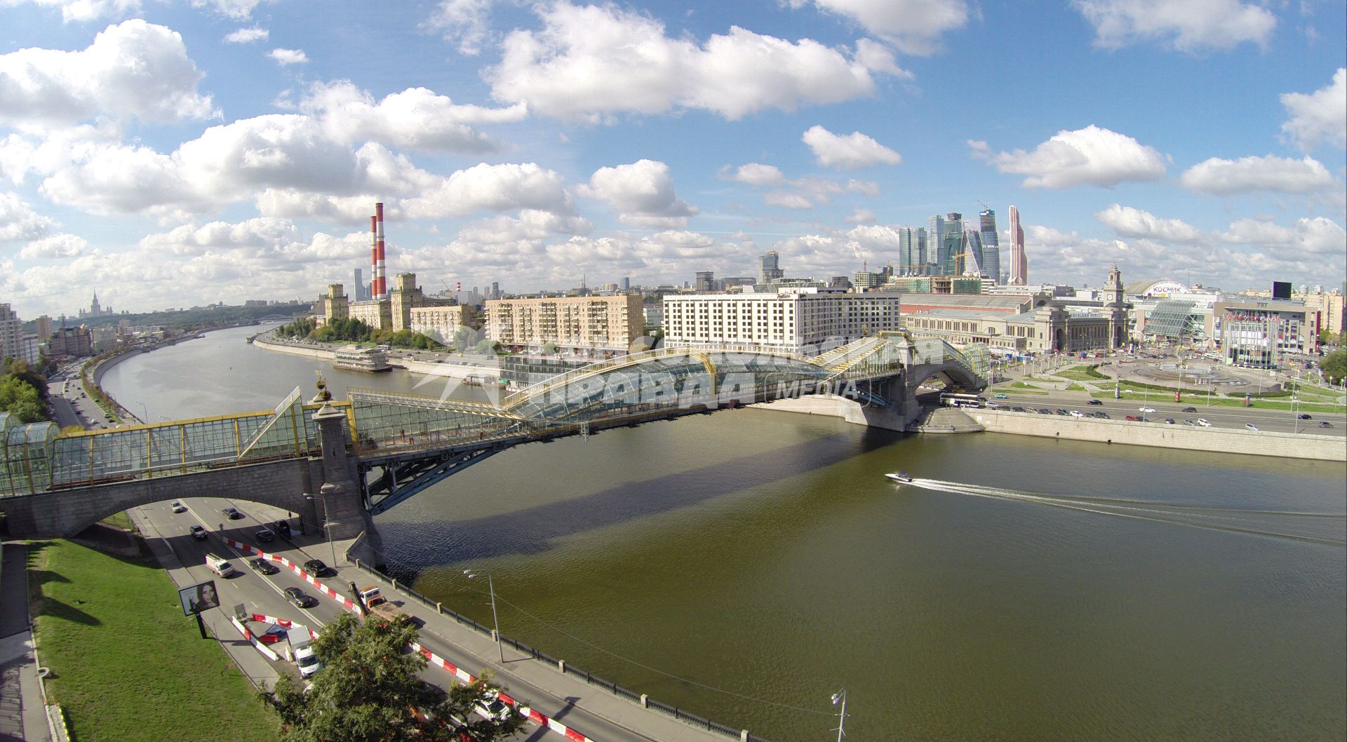 Виды Москвы. Мост Богдана Хмельницкого, Ростовская набережная (на первом плане) и Москва-река.