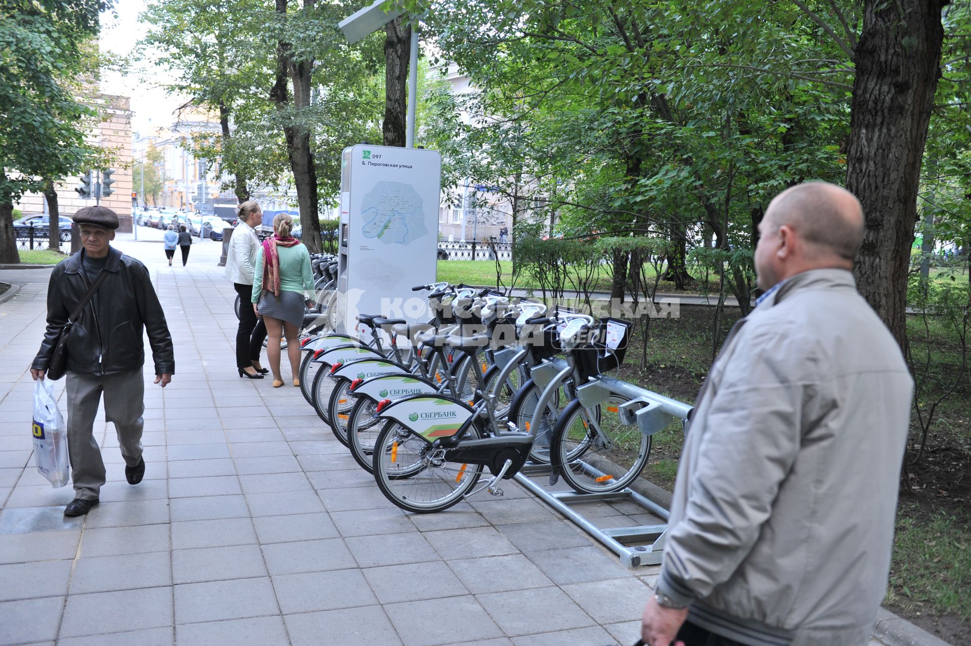 Москва. Велопрокат на Большой Пироговской улице.