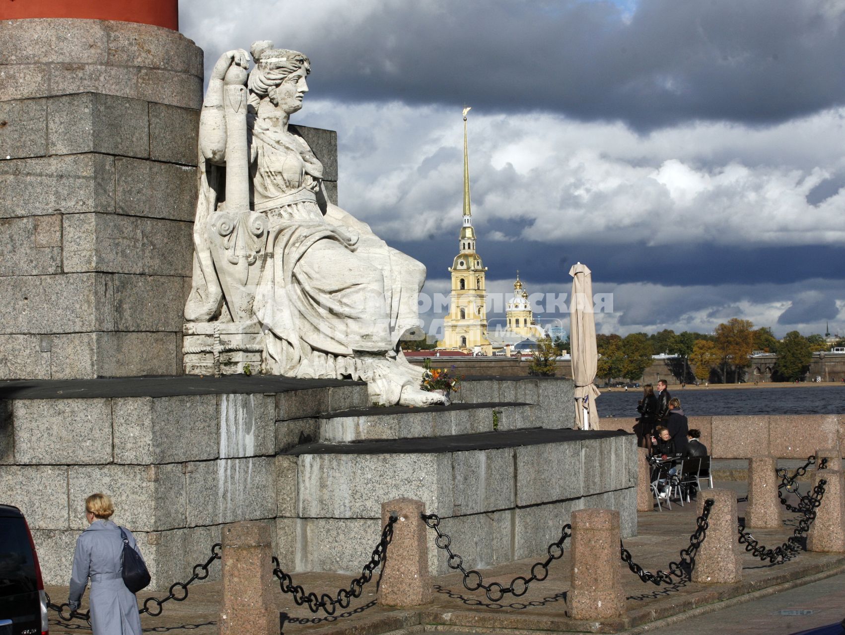 Виды Санкт-Петербурга. Скульптура в основании ростальной колонны.