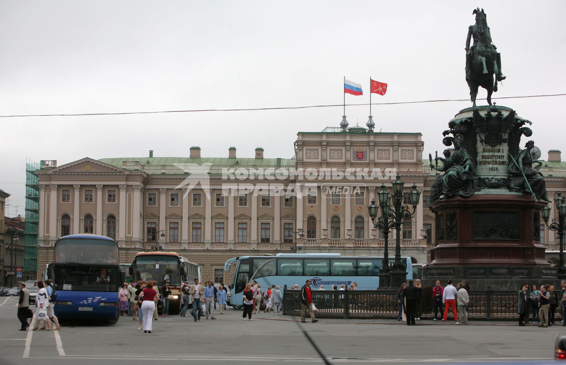 Виды Санкт-Петербурга. Мариинский дворец, в котором расположено Законодательное собрание (ЗАКС) Санкт-Петербурга и памятник Николаю I на Исаакиевской площади.