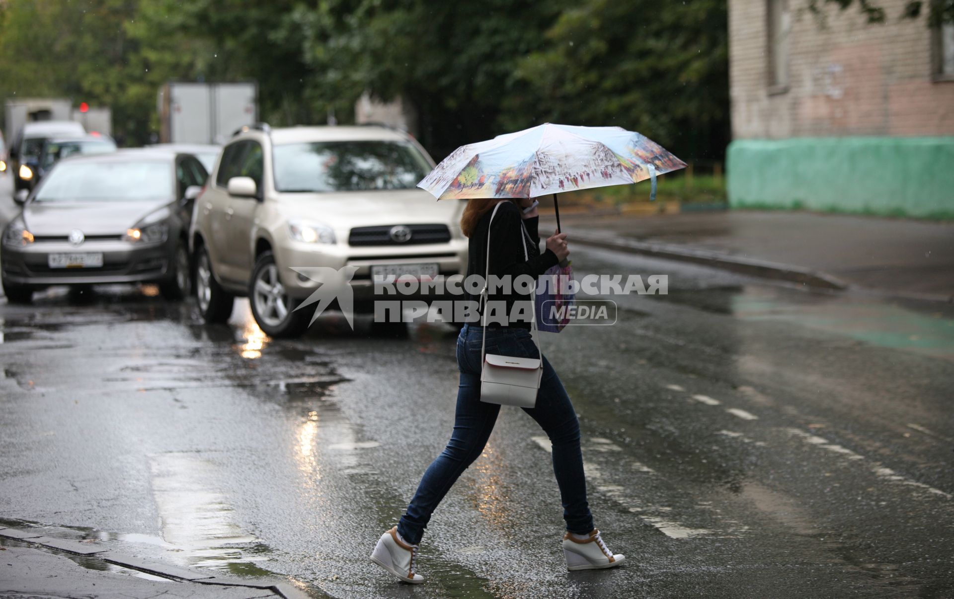 Москва. Девушка под зонтом переходит дорогу.