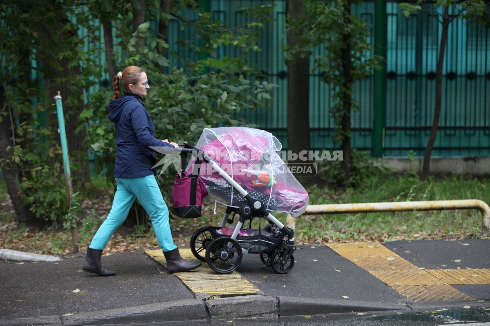 Москва. Женщина с детской коляской.