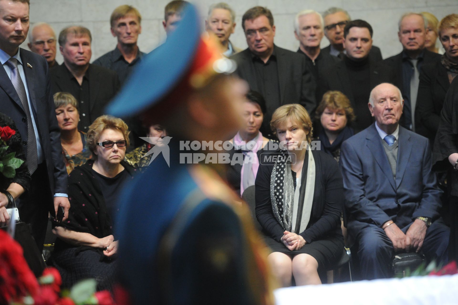 Москва. Вдова Г.Селезнева Ирина Селезнева (слева) и дочь Татьяна Селезнева на церемонии прощания с председателем `Партии возрождения России` Геннадием Селезневым в Траурном зале Центральной клинической больницы.