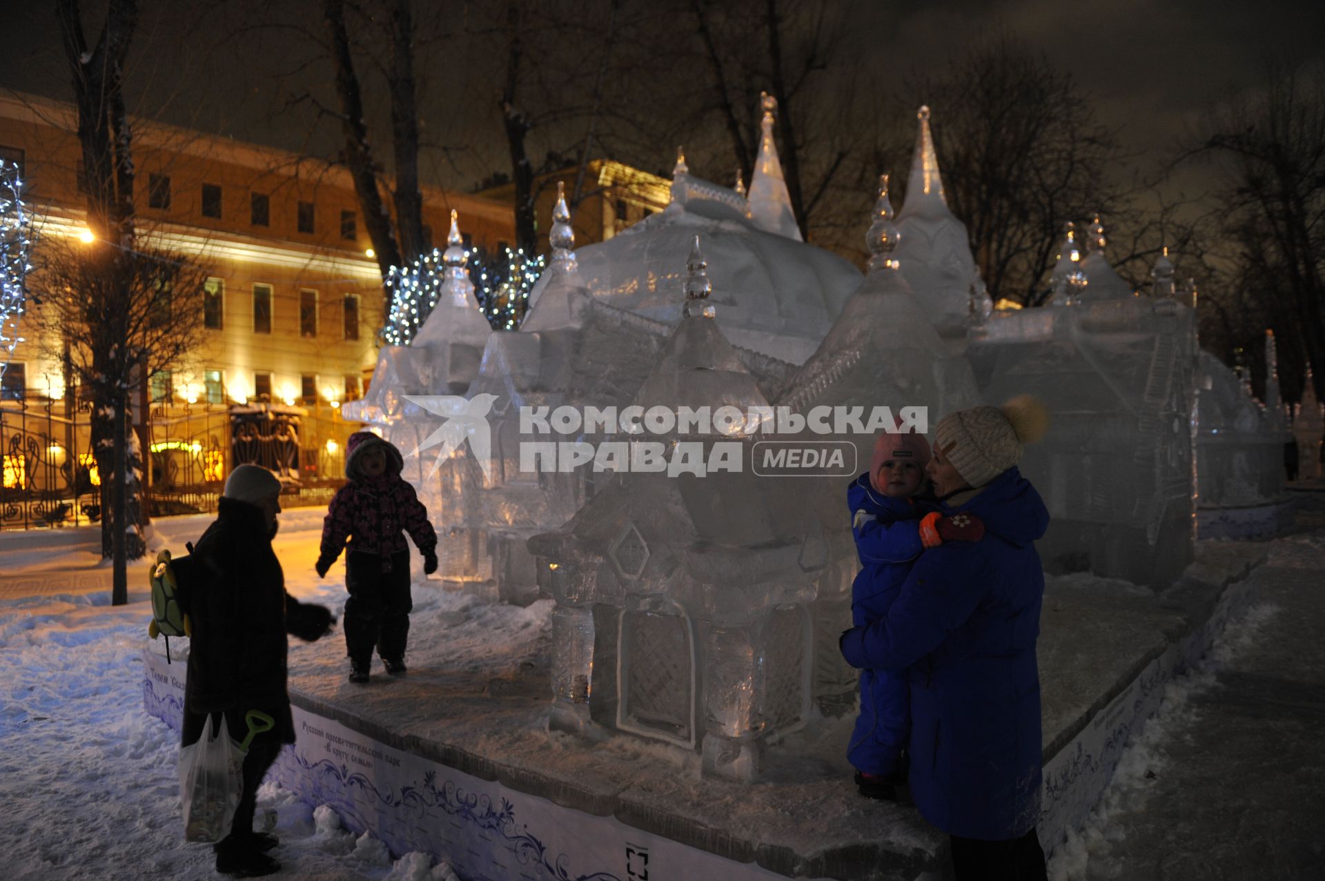 Москва. Ледовая скульптура в парке `Сокольники`.