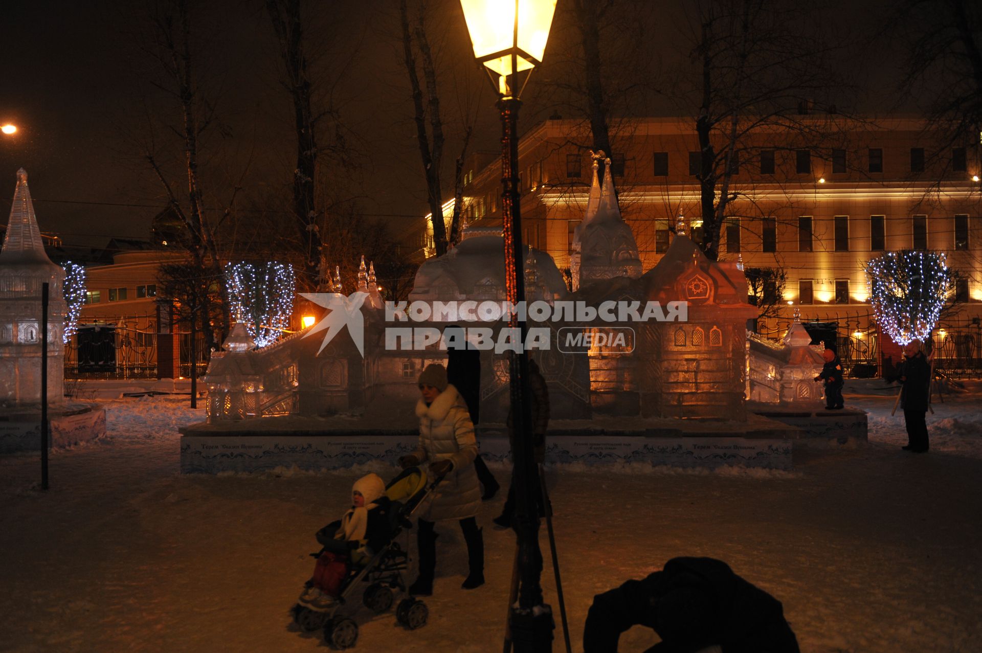 Москва. Ледовая скульптура в парке `Сокольники`.