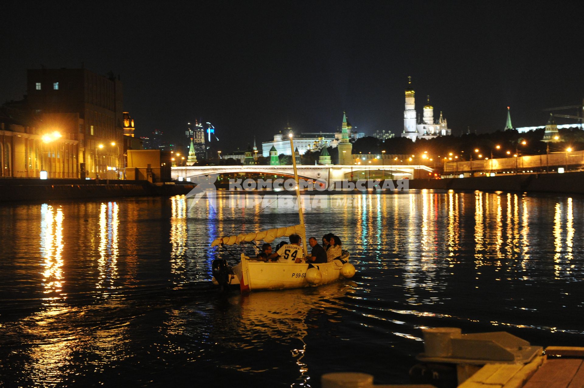 Москва. Люди катаются на лодке по Москва-реке.