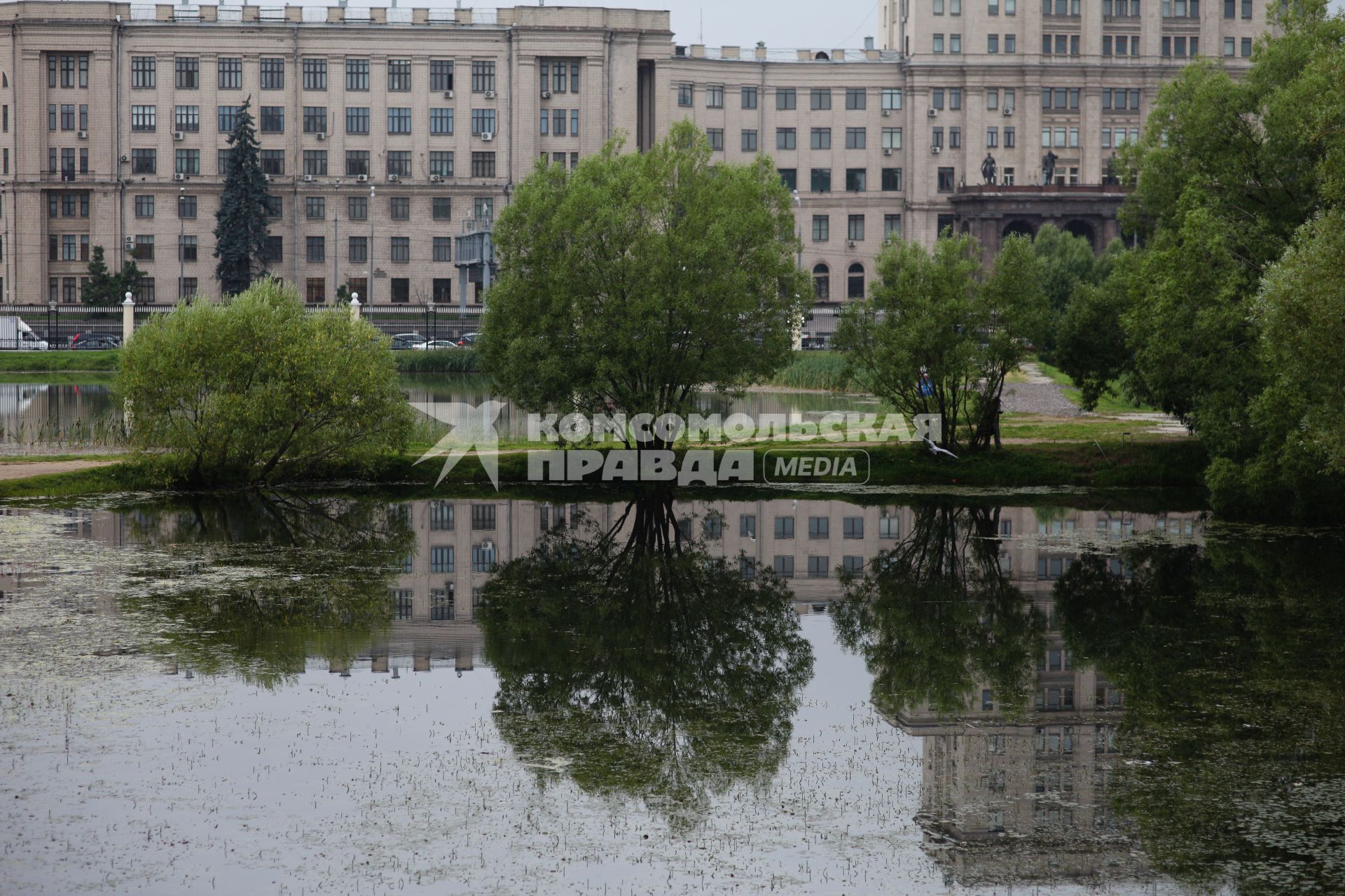 Виды Москвы. Пруд в Лефортовском парке.