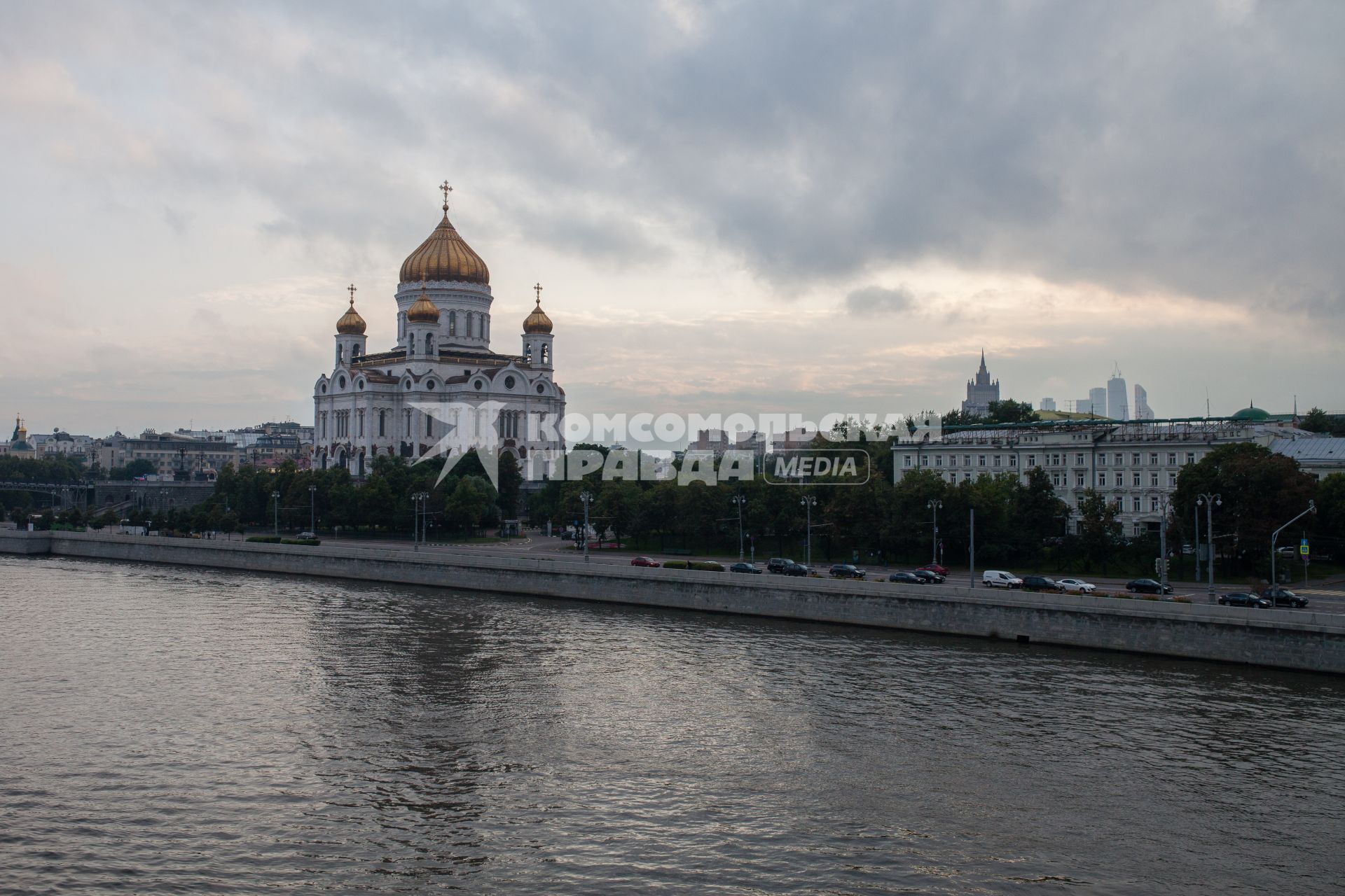 Виды Москвы. Вид на Храм Христа Спасителя с Большого Каменного моста.