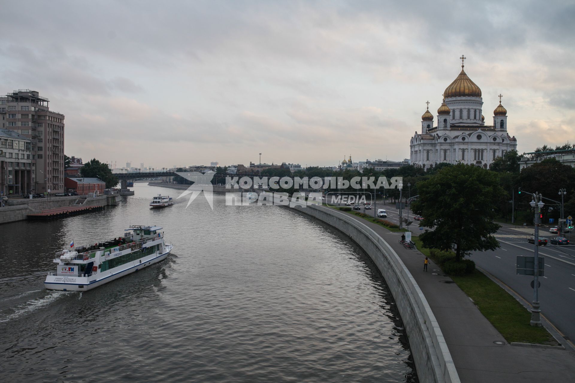 Виды Москвы. Вид на Храм Христа Спасителя с Большого Каменного моста.