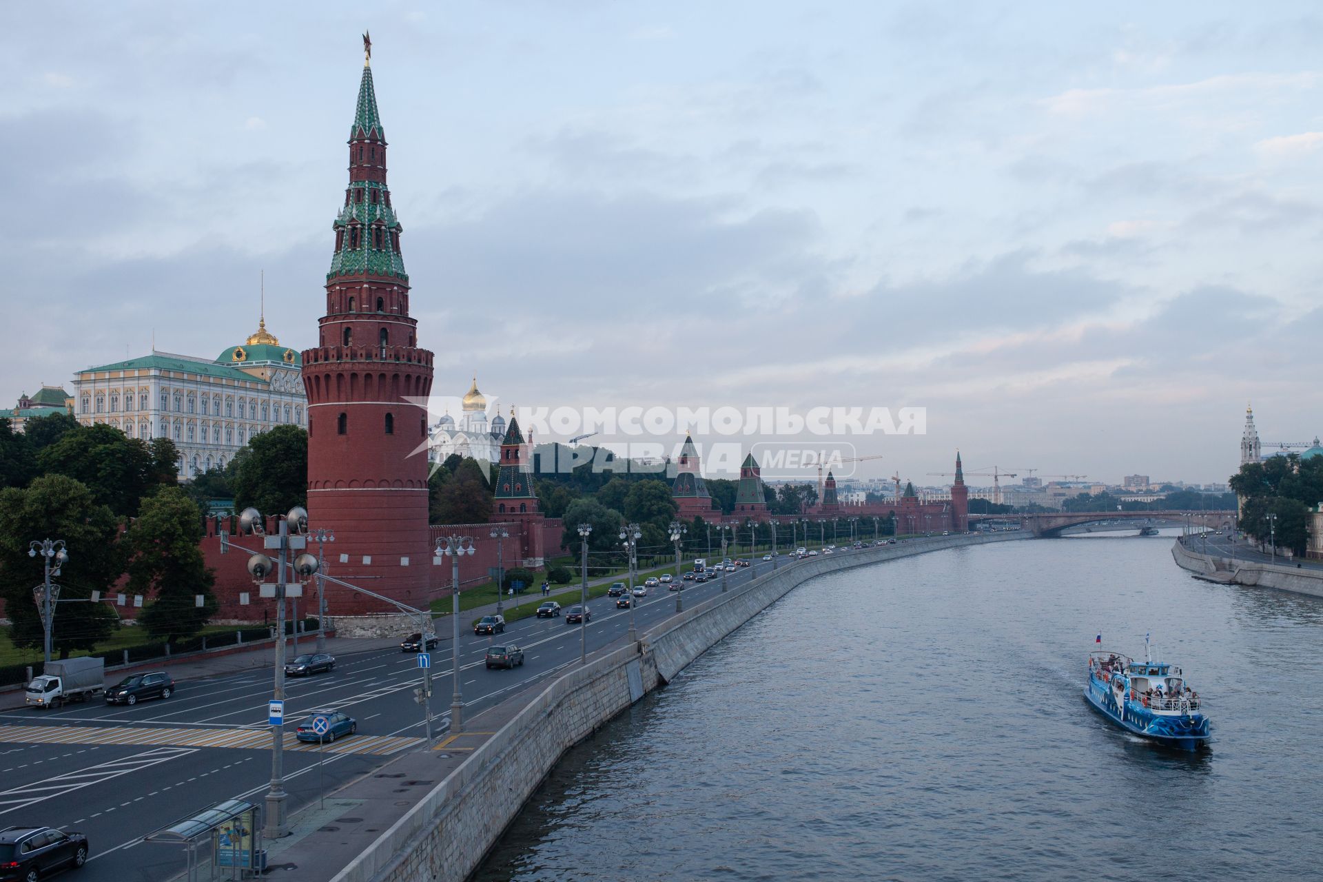 Виды Москвы. Вид на Кремль и Кремлевскую набережную с Большого Каменного моста.