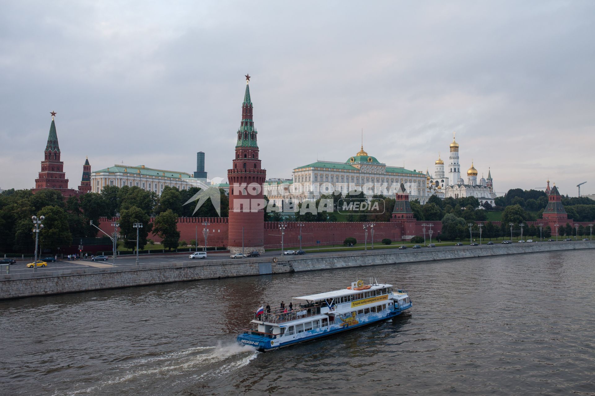 Виды Москвы. Вид на Кремль и Кремлевскую набережную с Большого Каменного моста.