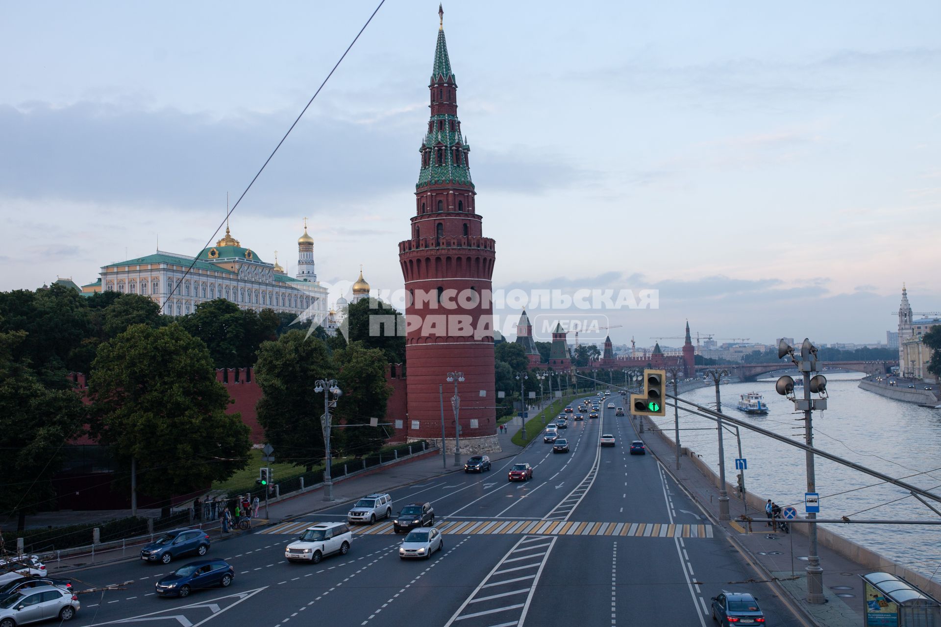 Виды Москвы. Вид на Кремль и Кремлевскую набережную с Большого Каменного моста.