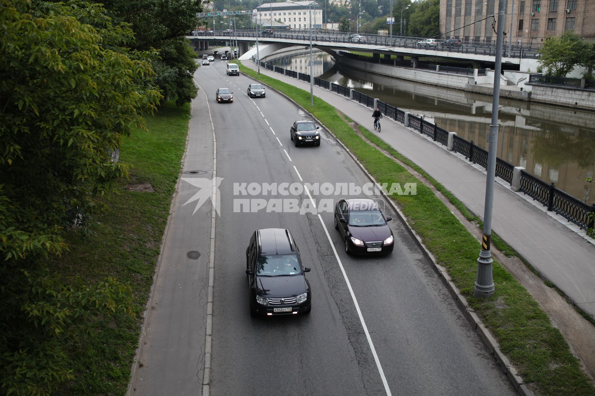 Виды Москвы. Вид на Красноказарменную набережную с Лефортовского моста.