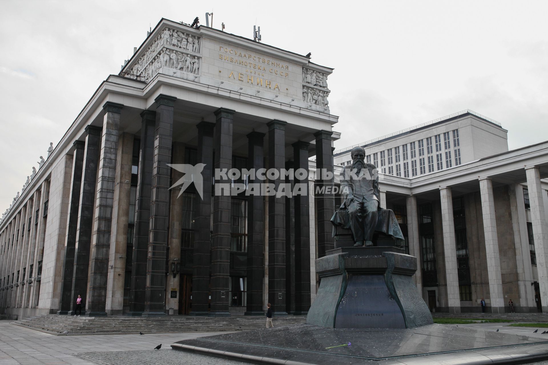 Виды Москвы. Российская государтвенная библиотека им. В.И.Ленина и памятник Ф.М.Достоевскому.