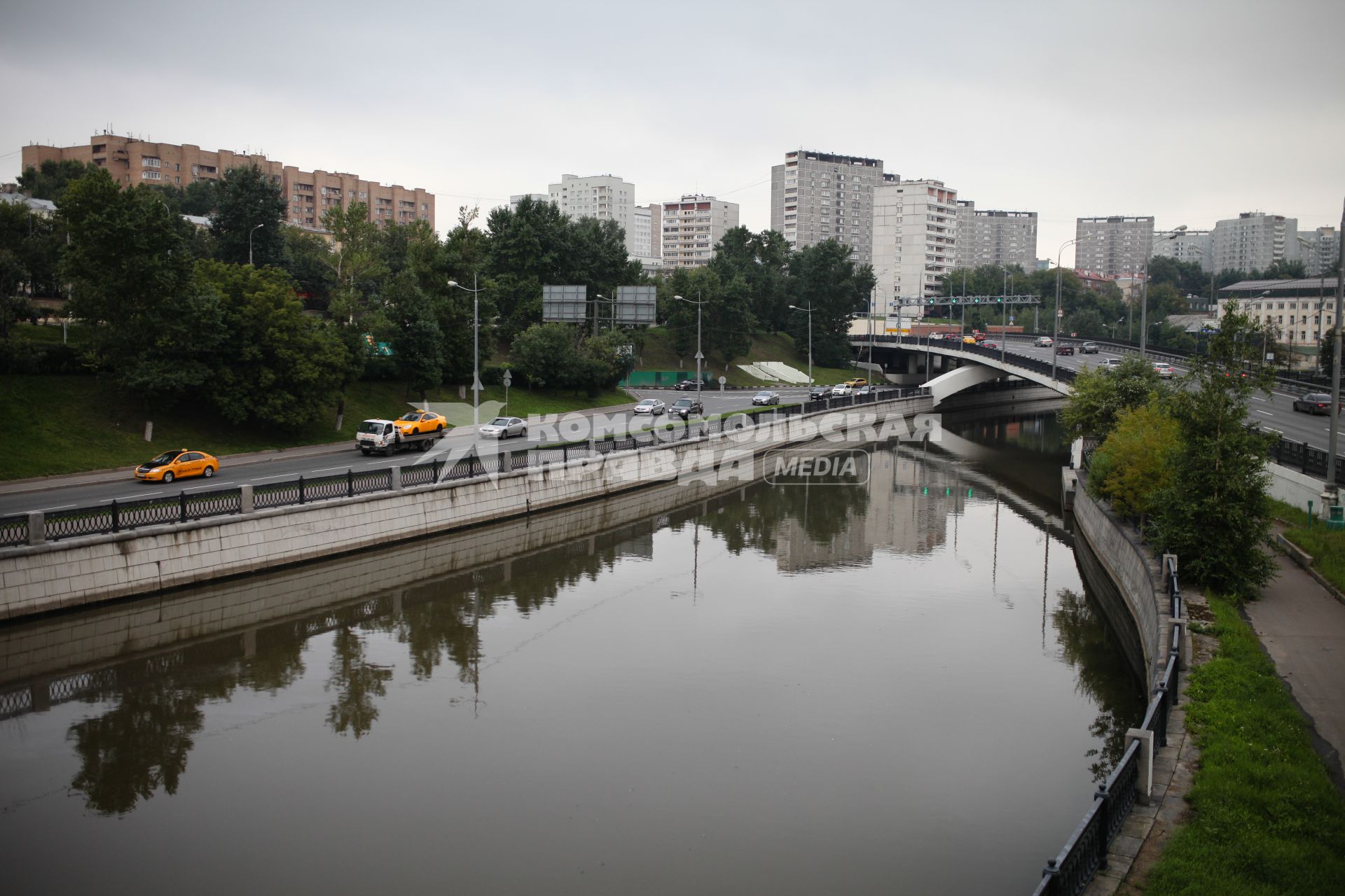 Виды Москвы. Вид на реку Яуза и Красноказарменную набережную с Лефортовского моста.