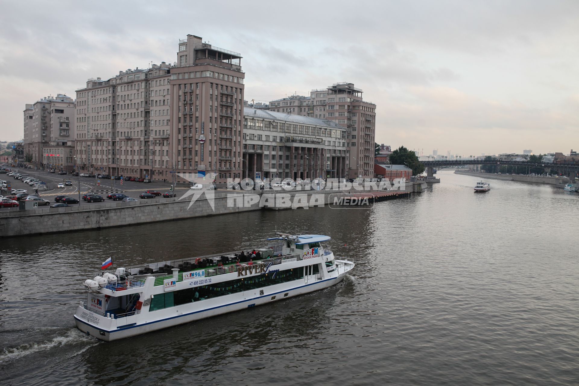 Виды Москвы. Вид на Дом на набережной и расположенный  в нем Театр эстрады с Большого Каменного моста.