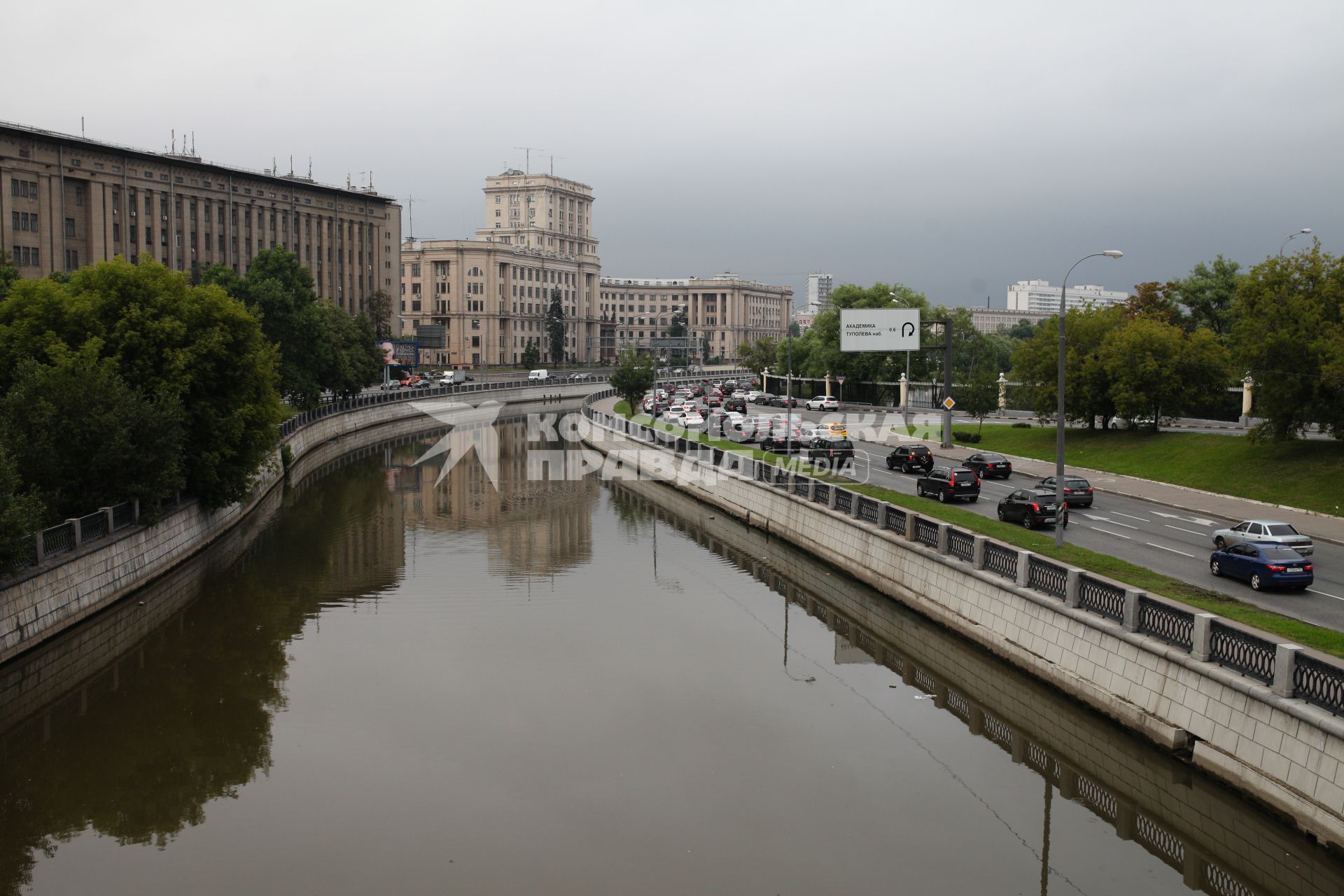 Виды Москвы. Вид на реку Яуза, Головинскую набережную и МГТУ им. Н.Э.Баумана (в центре) с Лефортовского моста.