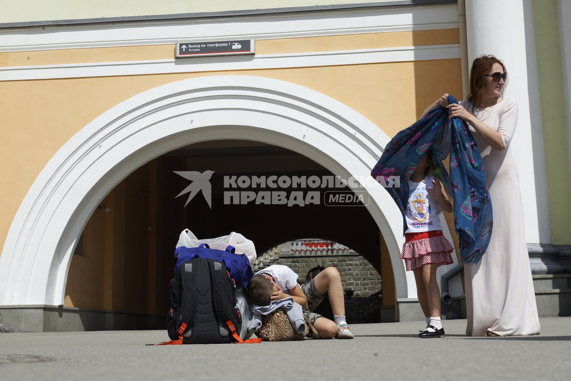 Мама с детьми у здания железнодорожного вокзала. Екатеринбург