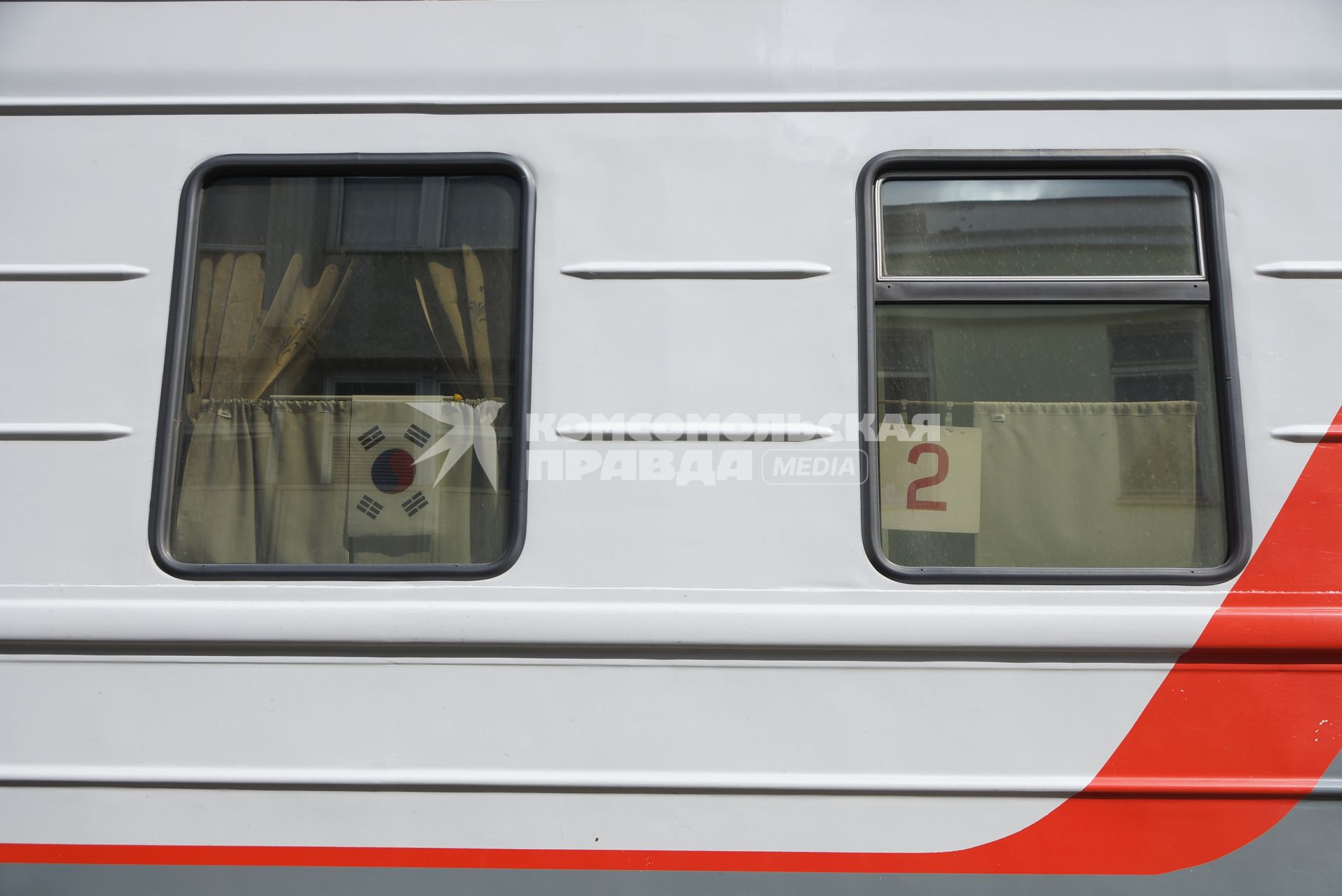 Прибытие поезда \"Евразия\" с Южнокорейской делигацией, следующего из Владивостока в Москву. Железнодорожный вокзал. Екатеринбург