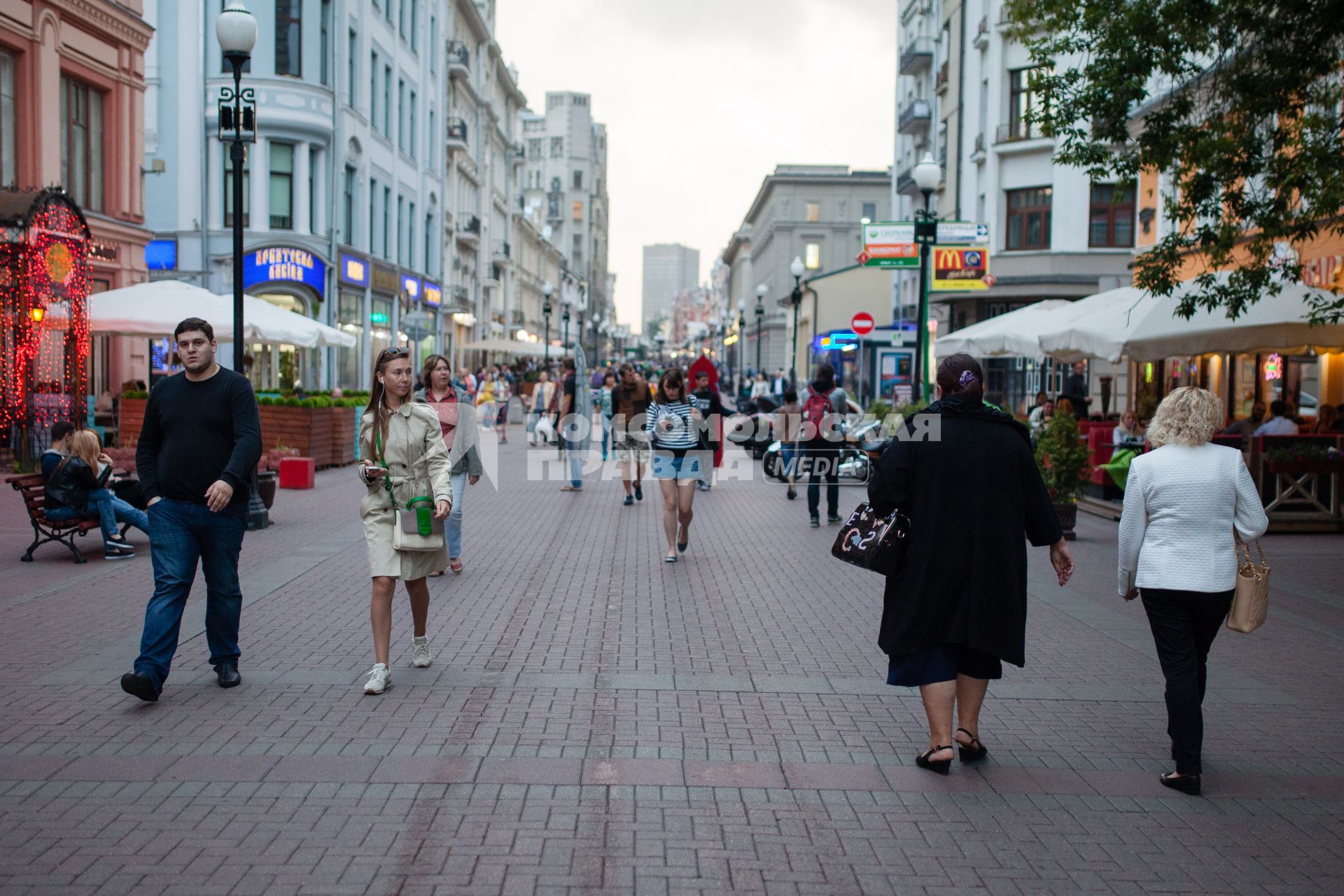 Москва. Прохожие на Старом Арбате.