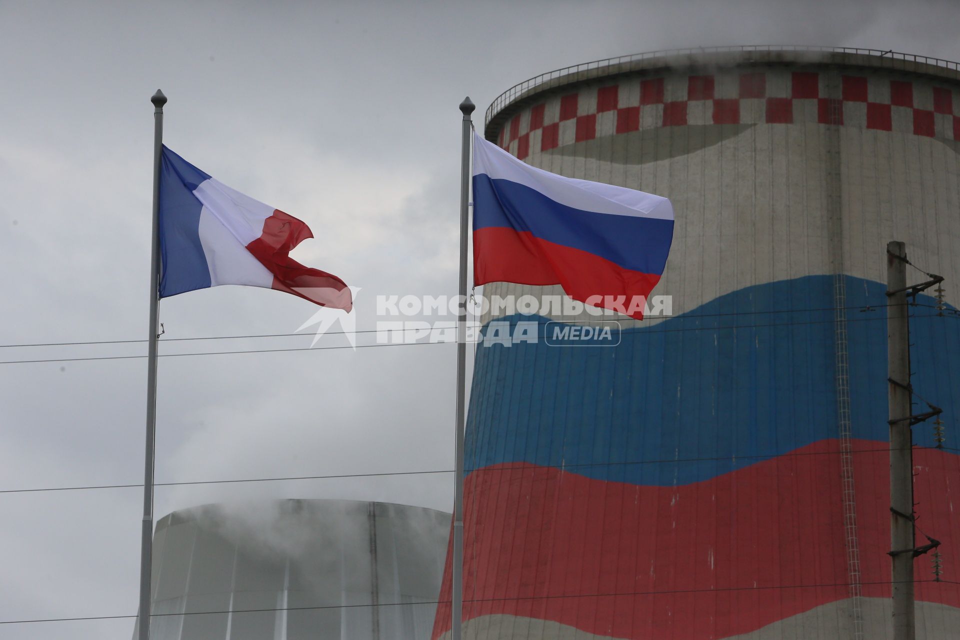 Санкт-Петербург. Флаги России и Франции на фоне ТЭЦ.