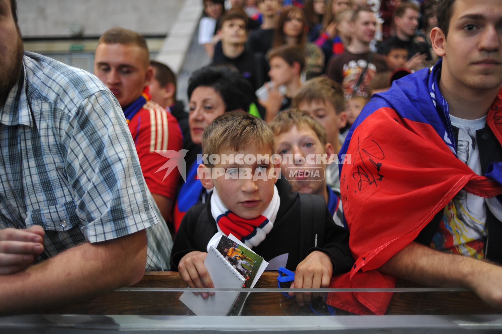 13.07.2015. Москва. Футбол. Фк ЦСКА. Встреча с болельщиками. На снимке  фанаты, болельщики, зрители, дети