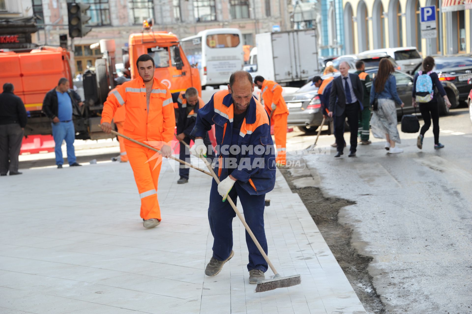 Москва. Рабочие укладывают тротуарную плитку в ходе ремонтных работ по благоустройству Мясницкой улицы.