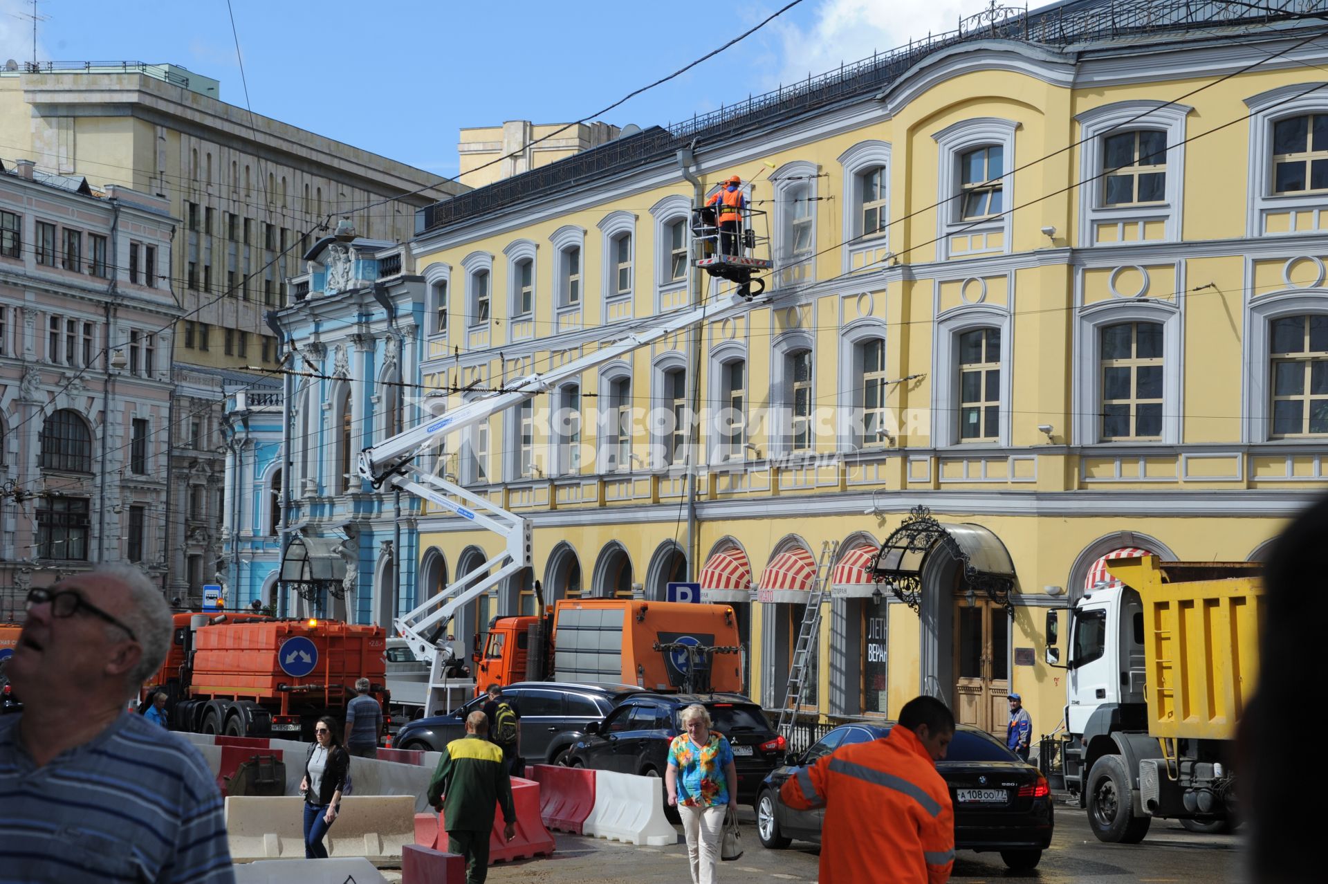 Москва. Рабочие красят фасад здания в ходе ремонтных работ по благоустройству Мясницкой улицы.