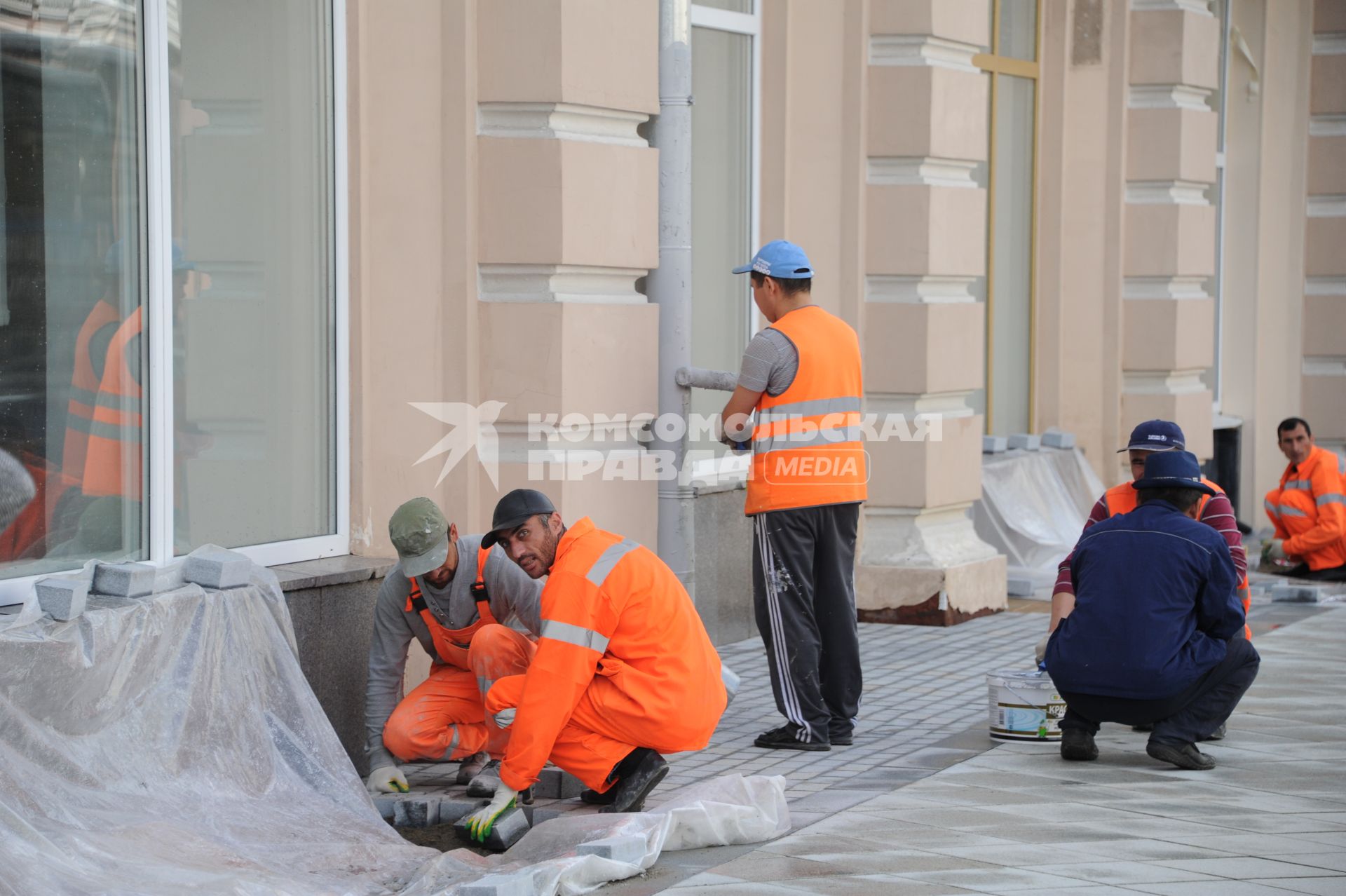 Москва. Рабочие укладывают тротуарную плитку в ходе ремонтных работ по благоустройству Мясницкой улицы.