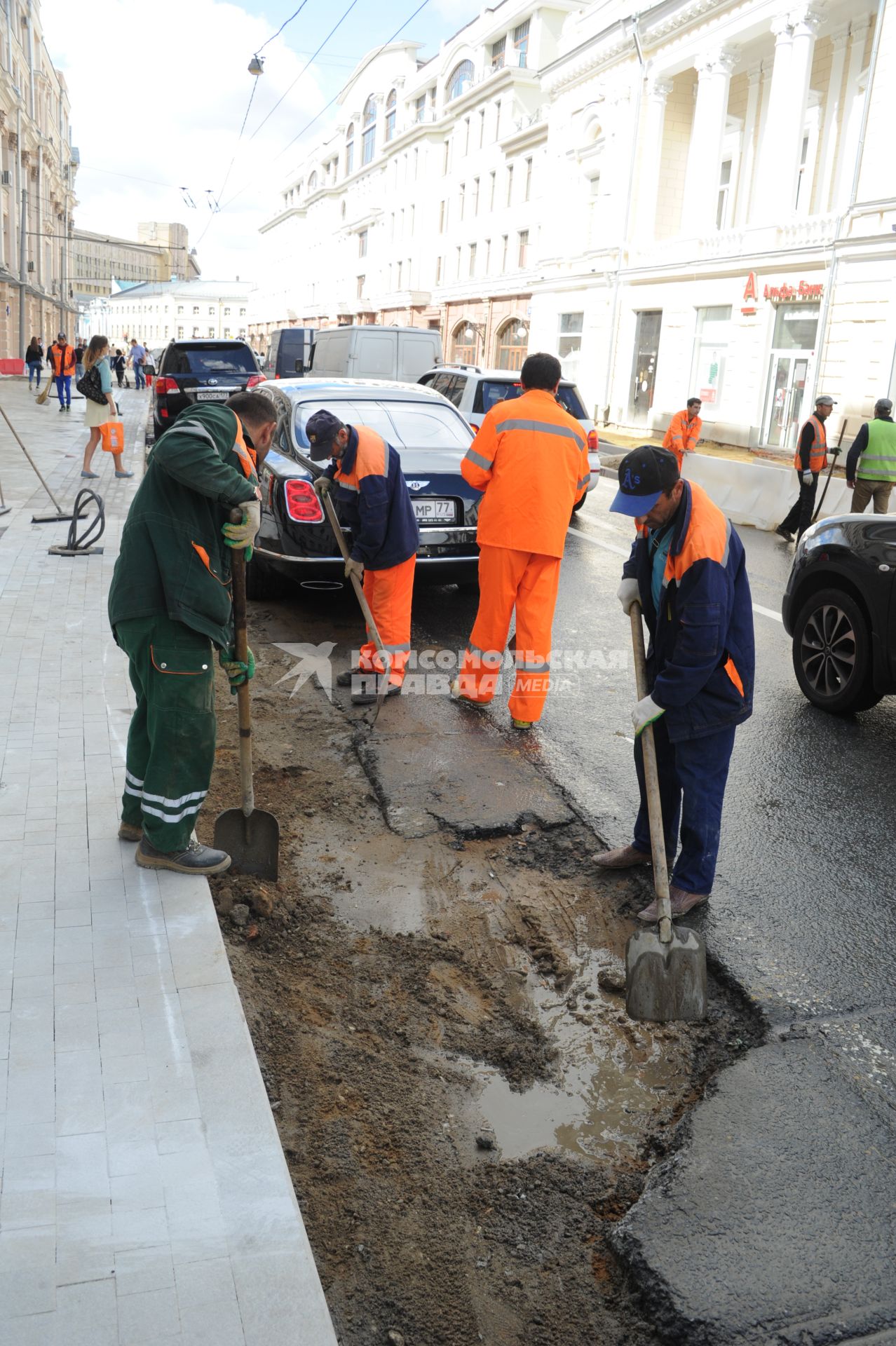 Москва. Рабочие укладывают тротуарную плитку в ходе ремонтных работ по благоустройству Мясницкой улицы.