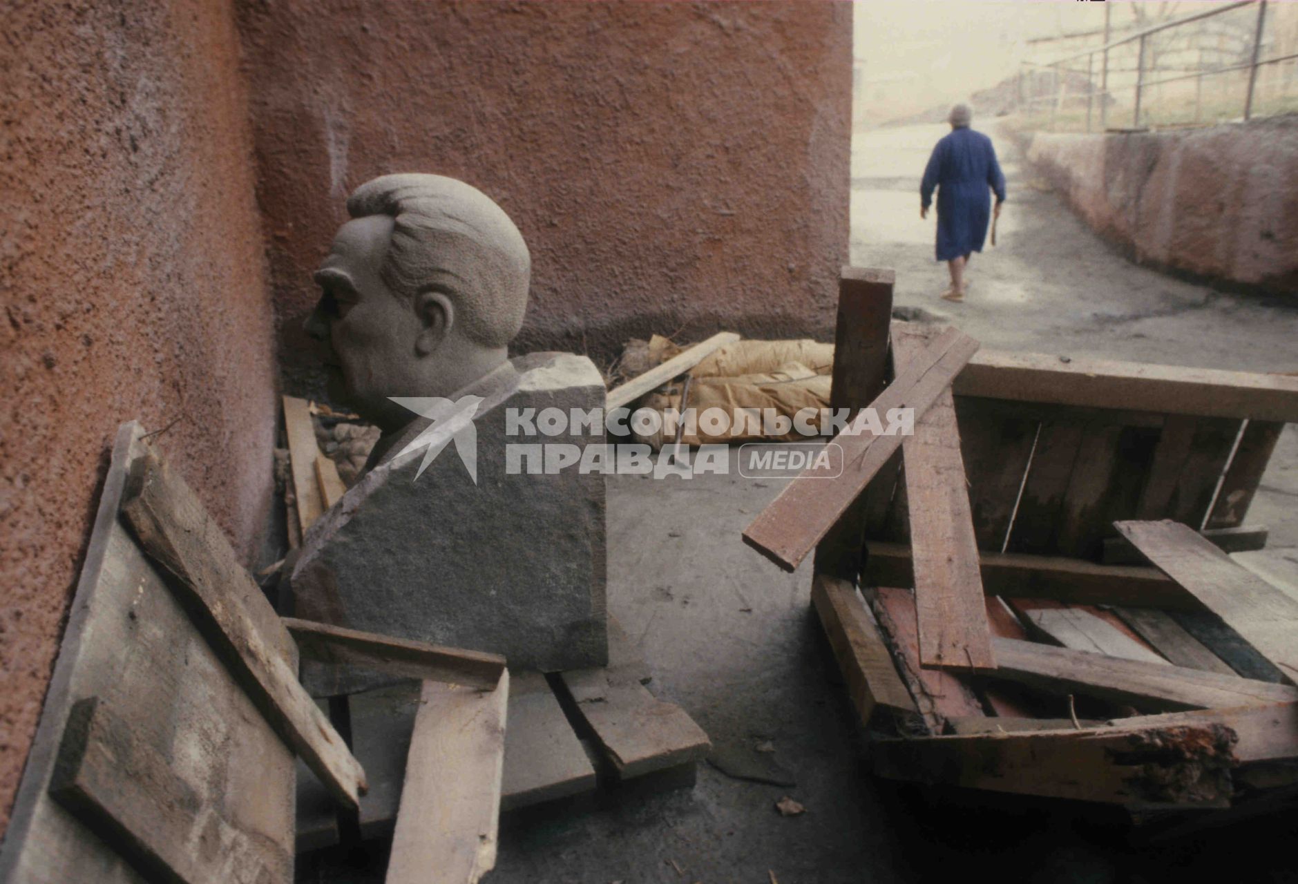 Новороссийск. 1989 г. Снесенный бюст Л.И.Брежнева на свалке.