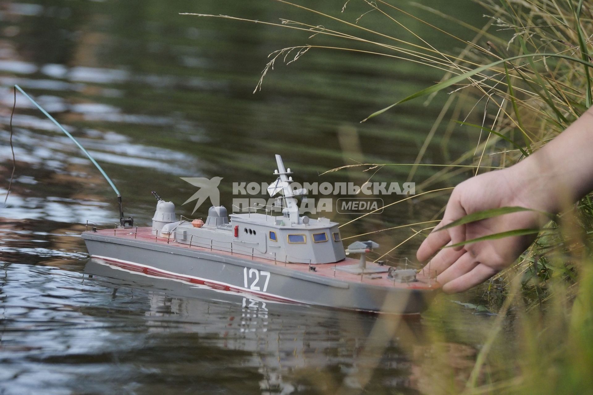 Тула. Накануне дня ВМФ тульские судомоделисты запускали модели судов на пруду парка.