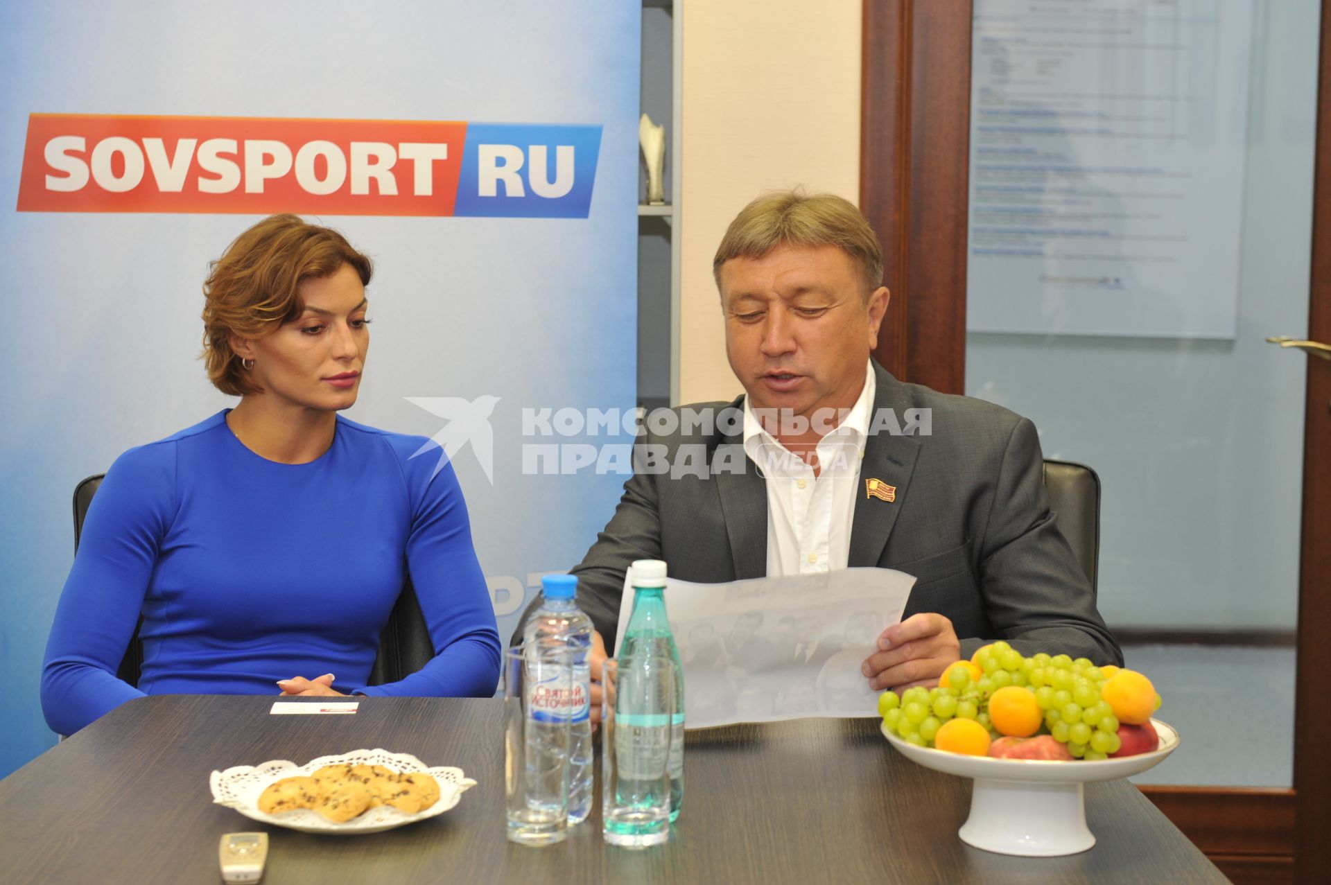 07.07.2015. Москва. Редакция газеты Советский Спорт. В гостях у редакции  Чемпионка Европейских игр самбистка  Яна Костенко и руководитель Центра спорта и образования   Самбо-70   Ренат Лайшев. На снимке Яна Костенко     Ренат Лайшев