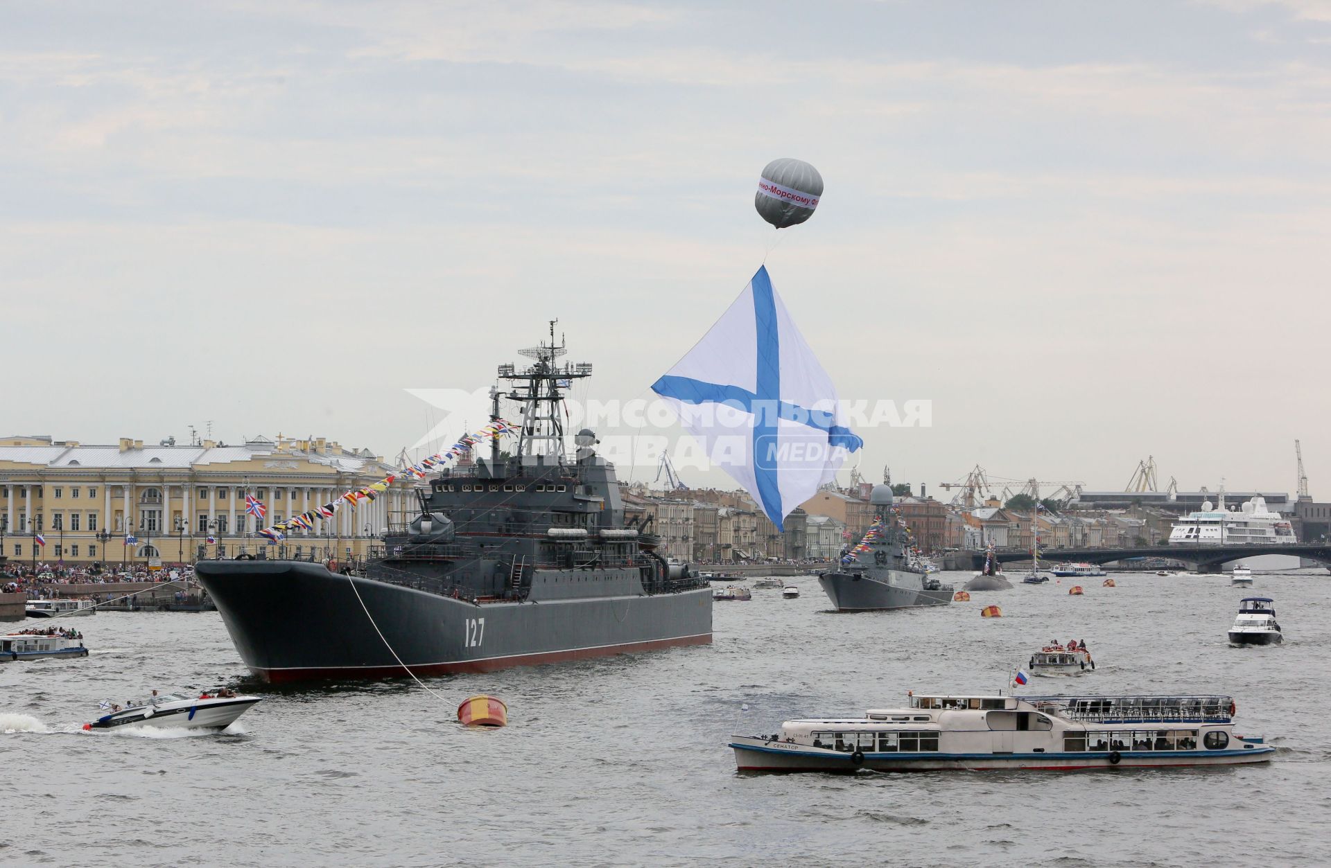 Санкт-Петербург. Военно-морской парад в акватории Невы во время празднования Дня Военно-морского флота РФ. На переднем плане - большой десантный корабль БДК-43 `Минск` Балтийского флота.