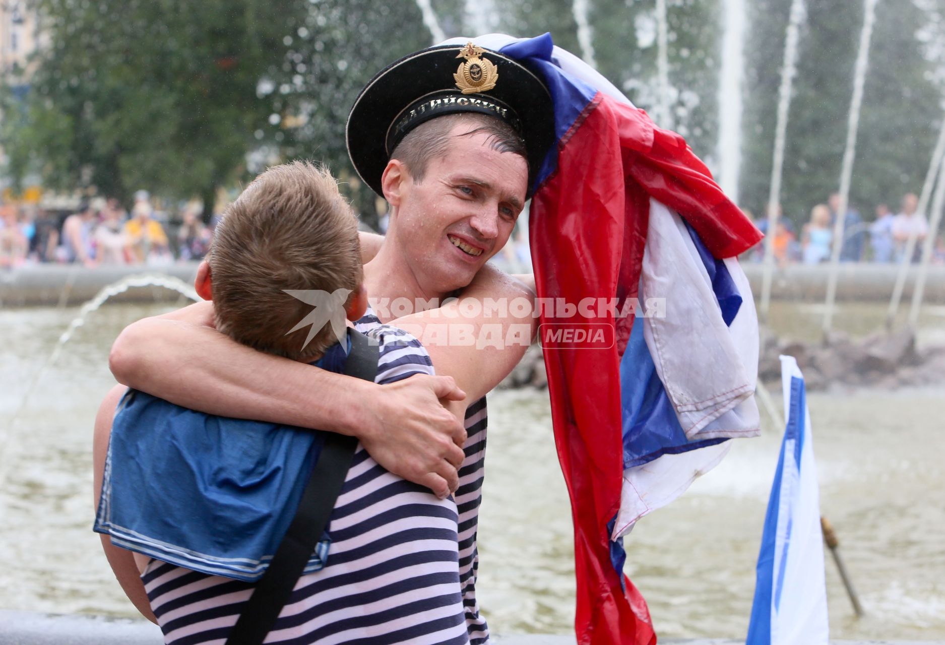 Санкт-Петербург. Моряки купаются в фонтане во время празднования Дня Военно-морского флота РФ.