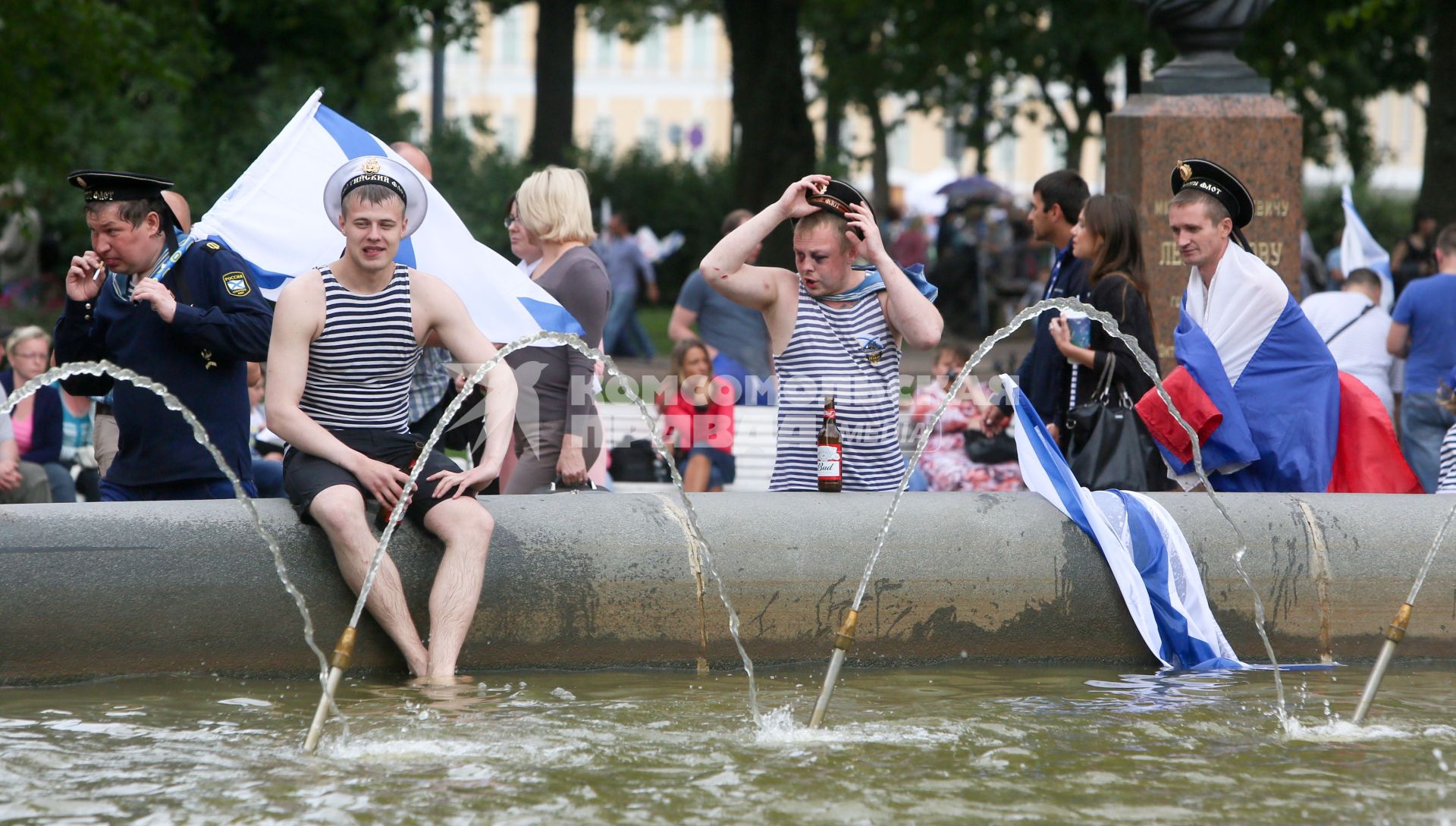 Санкт-Петербург. Моряки купаются в фонтане во время празднования Дня Военно-морского флота РФ.