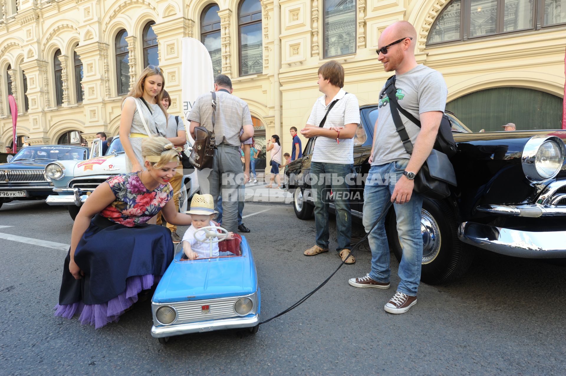 Москва. `ГУМ-Авторалли-2015` с участием ретро-автомобилей в Ветошном переулке.