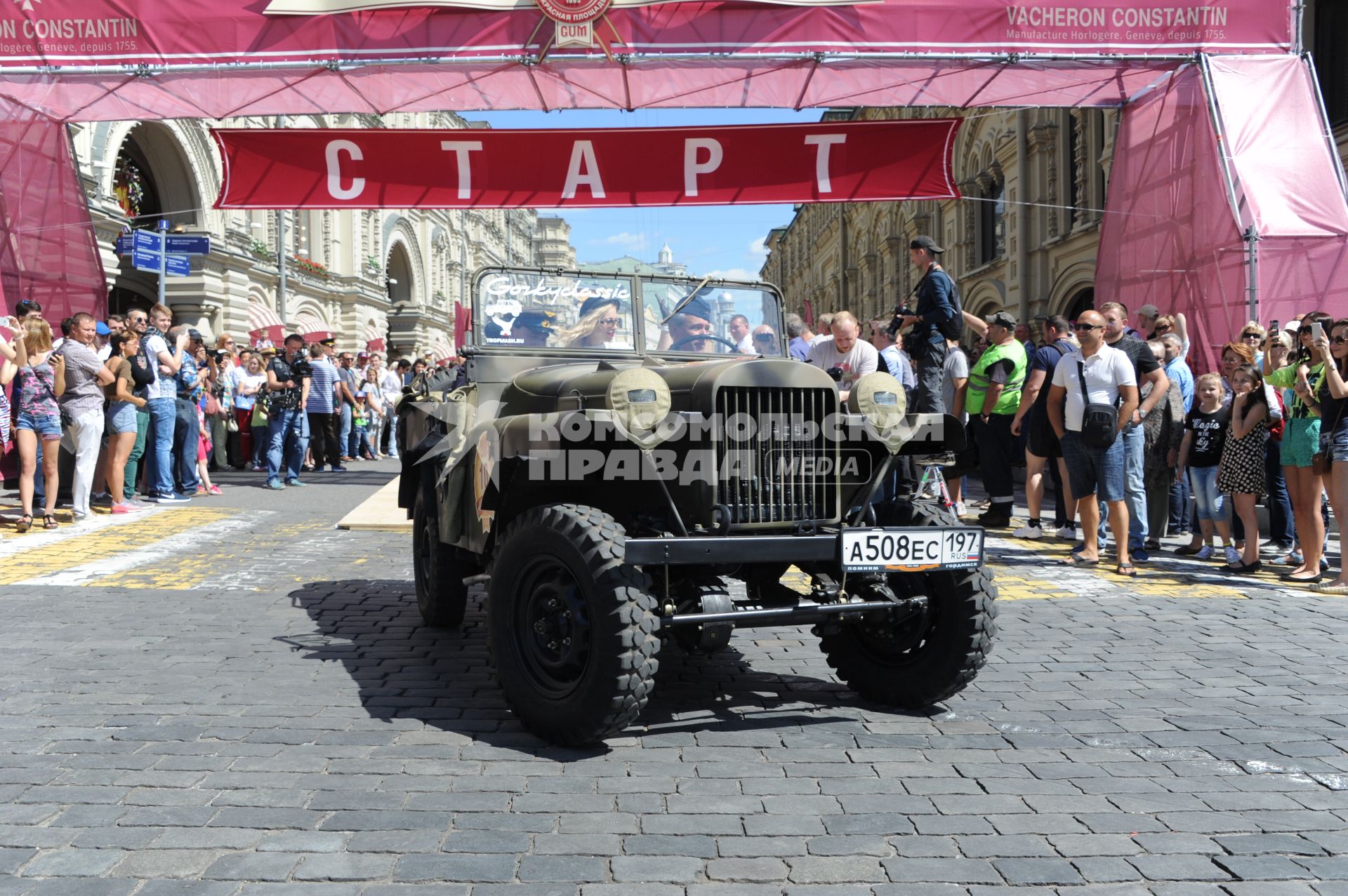 Москва. Старт `ГУМ-Авторалли-2015` с участием ретро-автомобилей в Ветошном переулке.